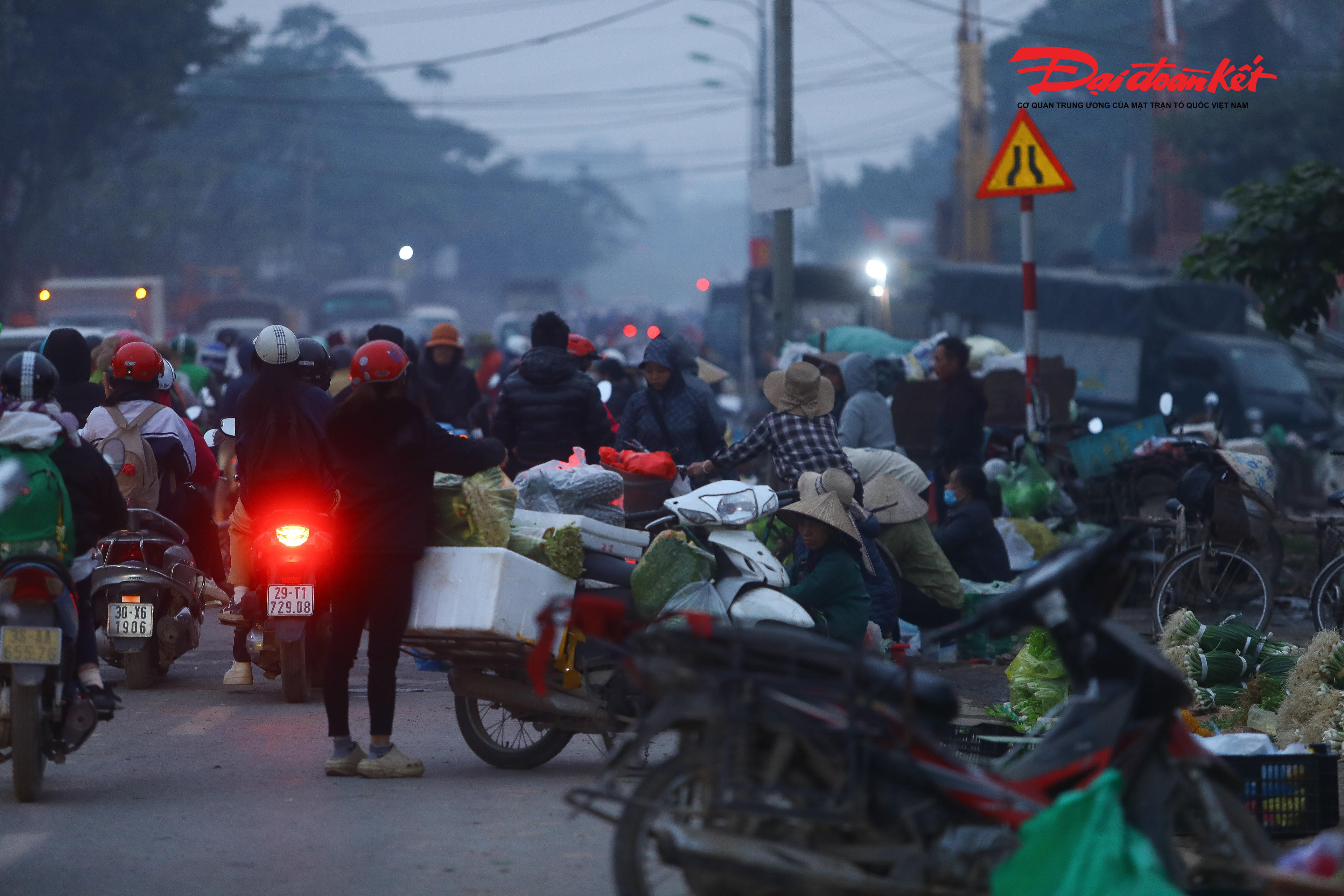 Theo ghi nhận của PV Báo Đại đoàn kết, sáng ngày 29/12, dọc tuyến đường dẫn lên cầu Mai Lĩnh - một trong những cửa ngõ giao thông quan trọng kết nối khu vực Hà Đông với cửa ngõ phía Tây Hà Nội, nhiều đoạn lòng đường bị chiếm dụng làm nơi buôn bán rau củ, thực phẩm, hàng hóa dân sinh. Các sạp hàng được dựng tạm bợ, bày tràn xuống mặt đường, khiến phương tiện lưu thông gặp nhiều khó khăn, đặc biệt vào giờ cao điểm sáng.