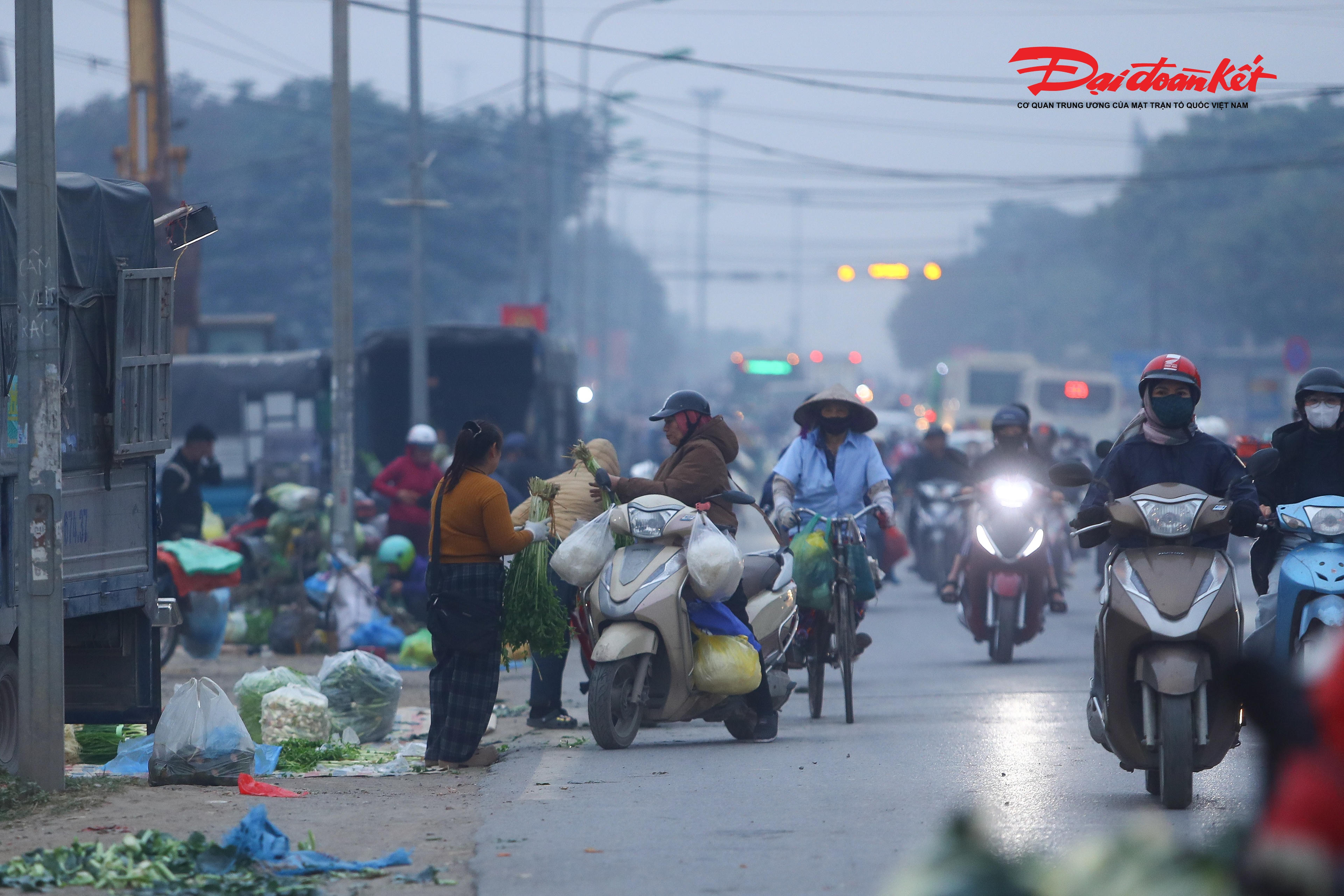 Khu vực gần chân cầu Mai Lĩnh vốn có mật độ phương tiện lớn, gồm xe máy, ô tô cá nhân và xe tải nhỏ ra vào khu dân cư. Tuy nhiên, sự xuất hiện của chợ cóc đã khiến mặt đường bị thu hẹp đáng kể. Người bán bày hàng ngay sát làn xe chạy, người mua dừng đỗ xe tùy tiện, tạo nên cảnh giao thông lộn xộn, tiềm ẩn nguy cơ va chạm, tai nạn.