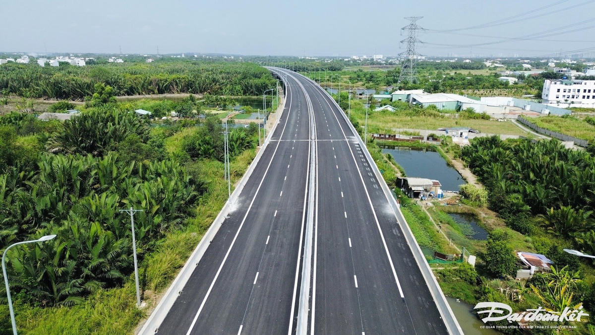 Dù chỉ đưa vào sử dụng một phần là tuyến cao tốc Bến Lức-Long Thành (thuộc trục cao tốc Bắc-Nam) nhưng công trình cũng mang tới nhiều thay đổi đáng kể. Theo đó, trong năm 2025 một đoạn khoảng 30km (trong tổng số 54km dự án) ở địa bàn TP Hồ Chí Minh, Tây Ninh được đưa vào khai thác. Hiện dự án gần như chỉ còn hạng mục cầu Phước Khánh (nối TP Hồ Chí Minh và Đồng Nai) đang gấp rút hoàn thành giữa năm 2026 tới. Ảnh: Đ.Xá.