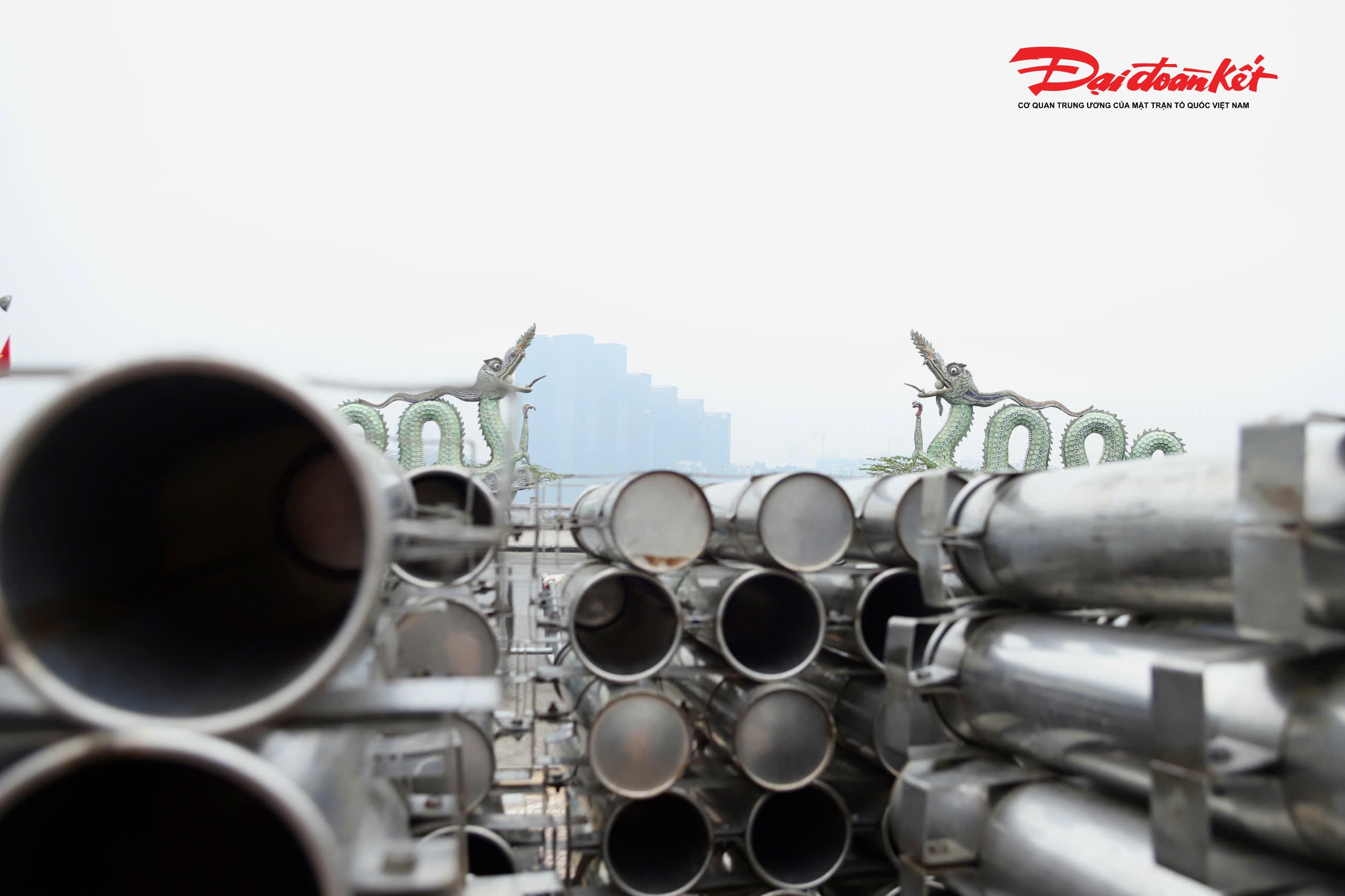 Hệ thống ống phóng pháo hoa được quân đội lắp đặt, căn chỉnh cẩn thận trên toàn bộ khu vực trận địa.. 