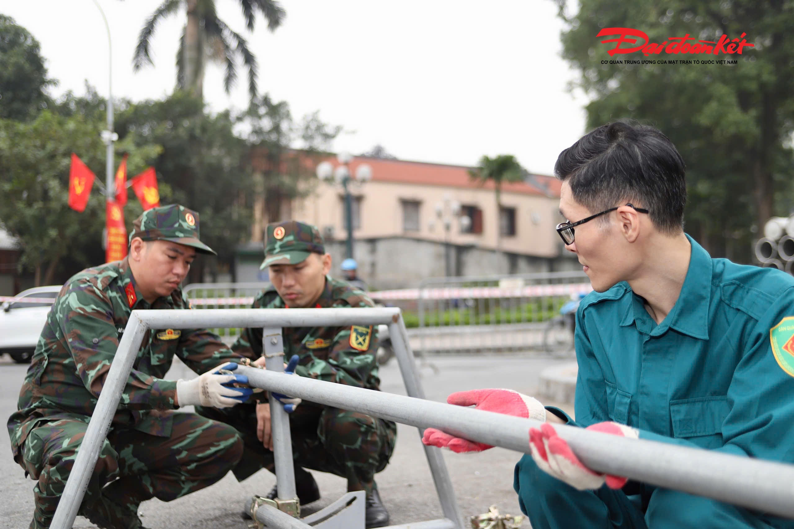 Các chi tiết trong trận địa pháo hoa được quân đội lắp ráp cẩn thận, từng bước, bảo đảm an toàn.