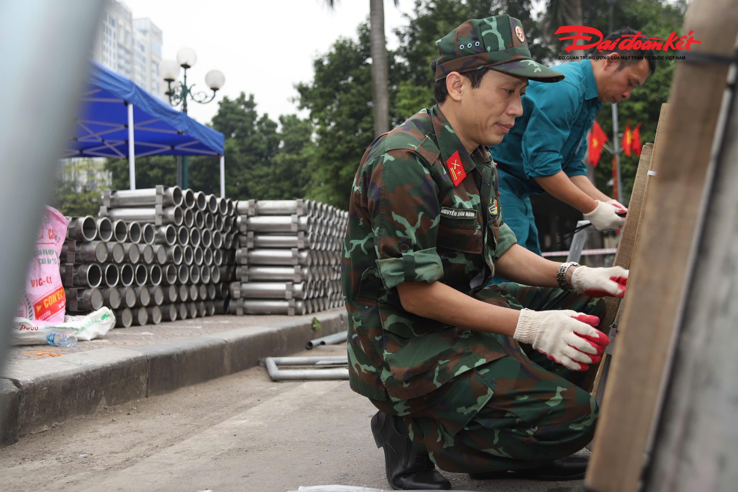 Quân đội thực hiện lắp đặt trận địa pháo hoa, phối hợp cùng lực lượng dân quân tự vệ tại vườn hoa Lạc Long Quân.