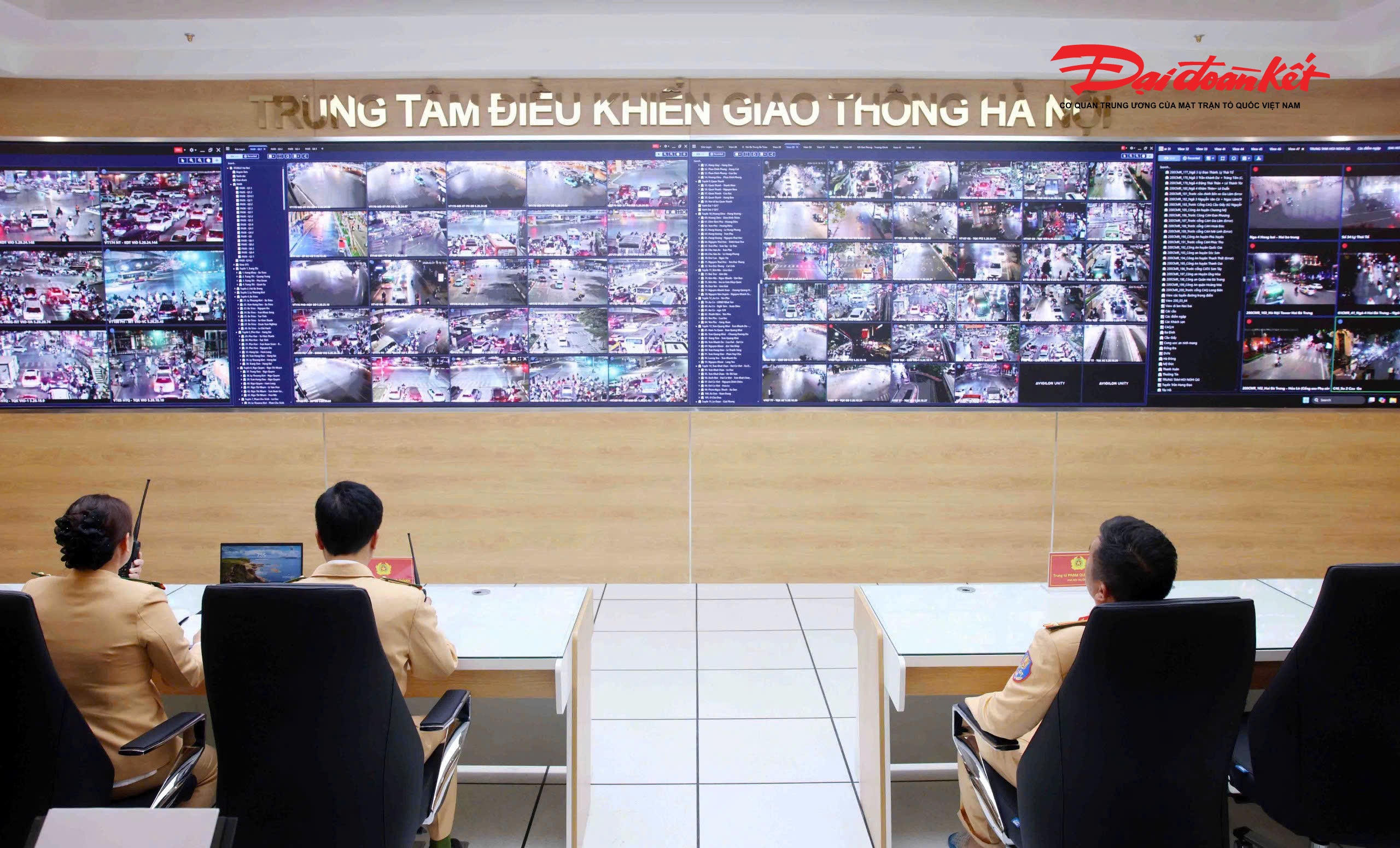 Phía bên trong Trung tâm điều khiển giao thông Hà Nội, thông qua hệ thống Camera AI lực lượng CSGT sẽ có phương án điều phối để các phương tiện tham gia giao thông an toàn.