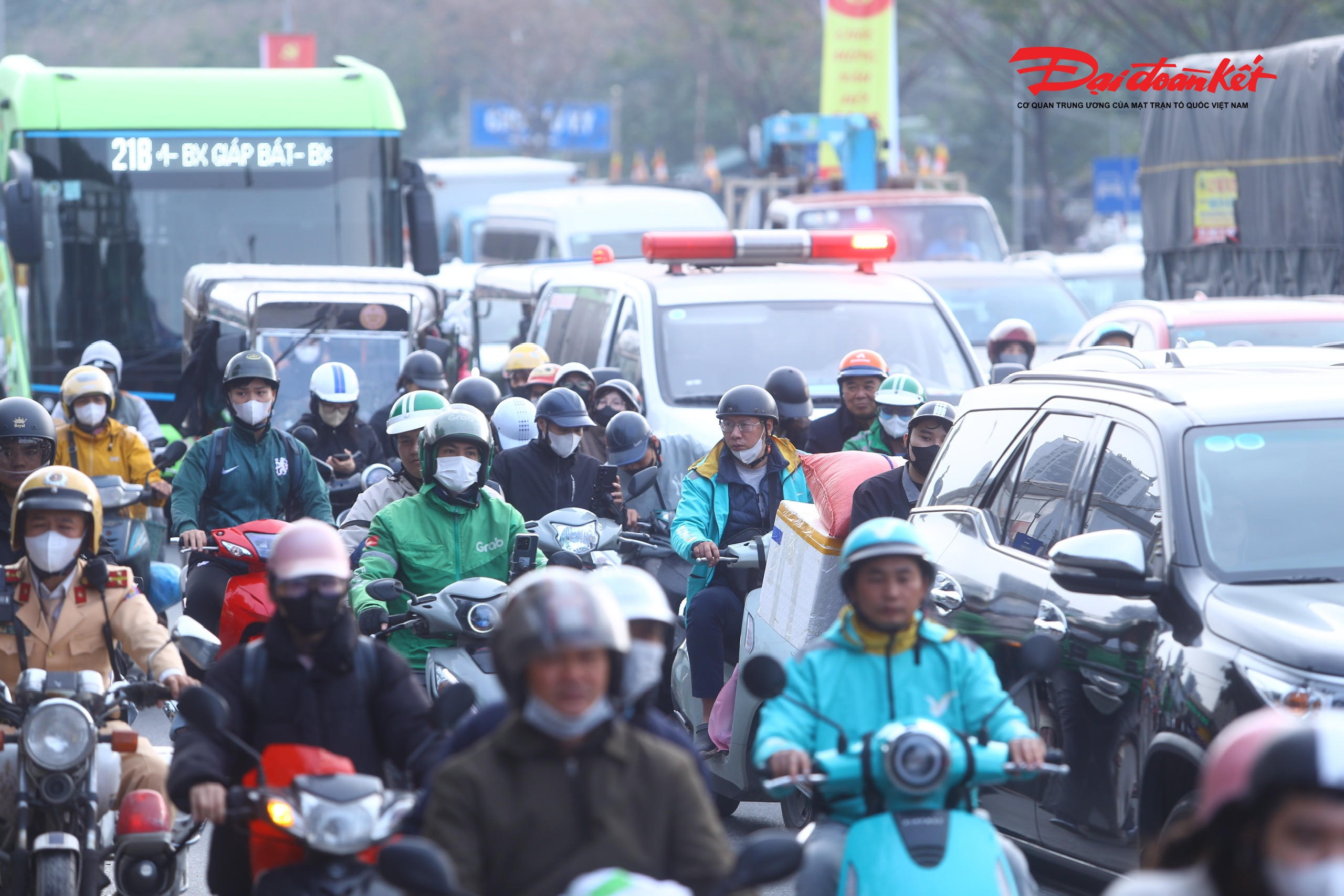 Anh Nguyễn Văn Hùng (quê Ninh Bình), tranh thủ nghỉ sớm để về quê sum họp gia đình, cho biết:
“Bình thường tôi đi từ nội thành ra cao tốc chỉ mất hơn 30 phút, nhưng hôm nay mất gần 1 tiếng vẫn chưa thoát khỏi khu vực Giáp Bát. Ai cũng muốn về sớm nên đường đông khủng khiếp".