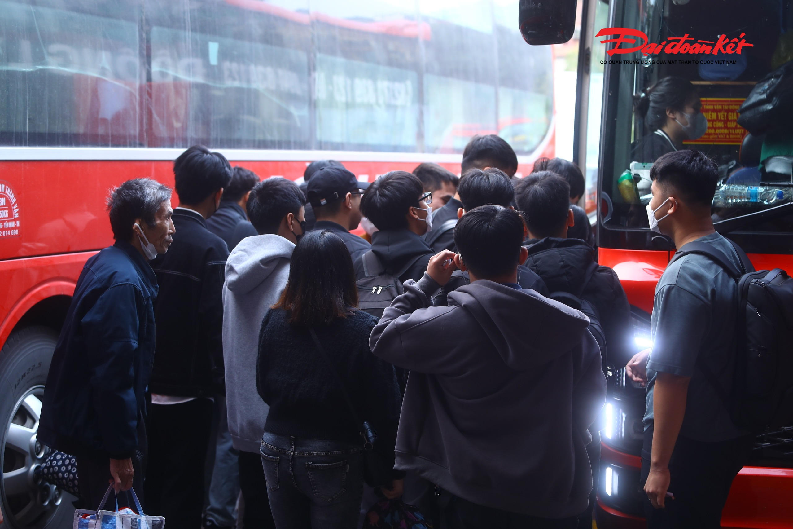 Do lịch nghỉ Tết Dương lịch kéo dài 4 ngày, nên lượng người đổ ra bến xe rất đông.