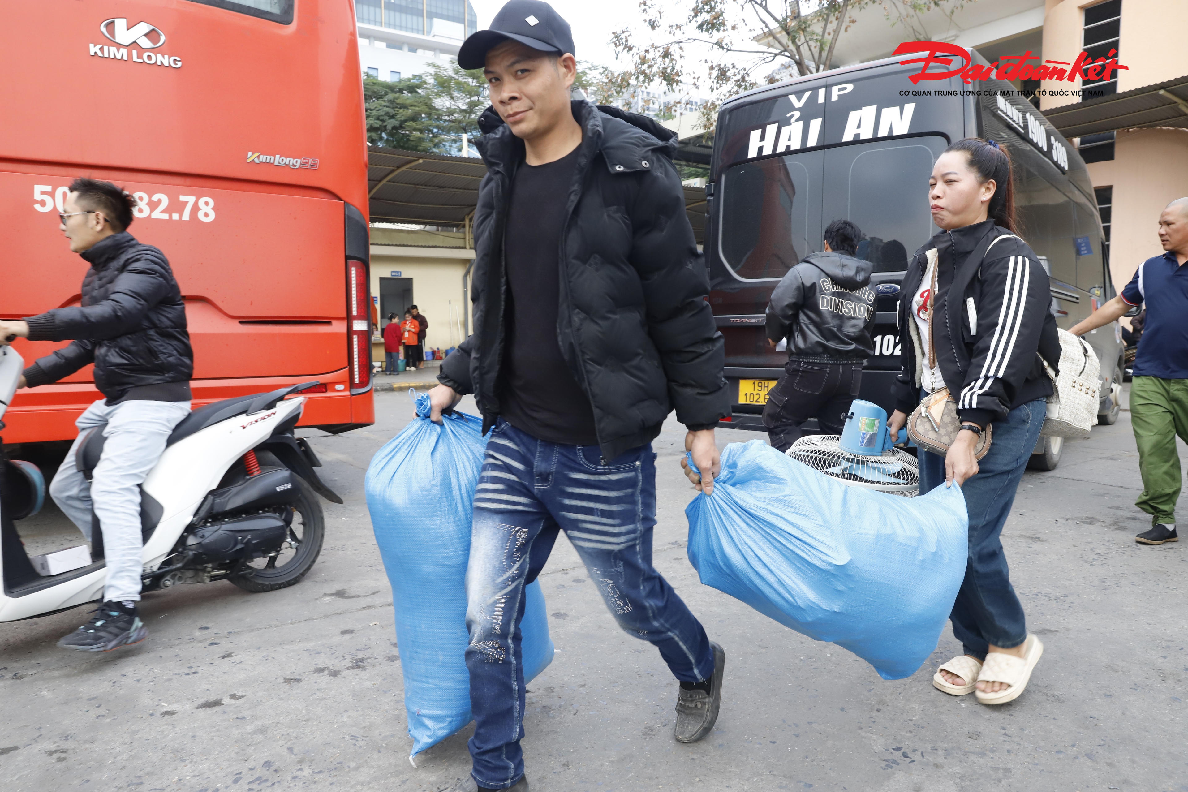 Kỳ nghỉ kéo dài 4 ngày, nên các gia đình đều mang nhiều đồ đạc về quê.