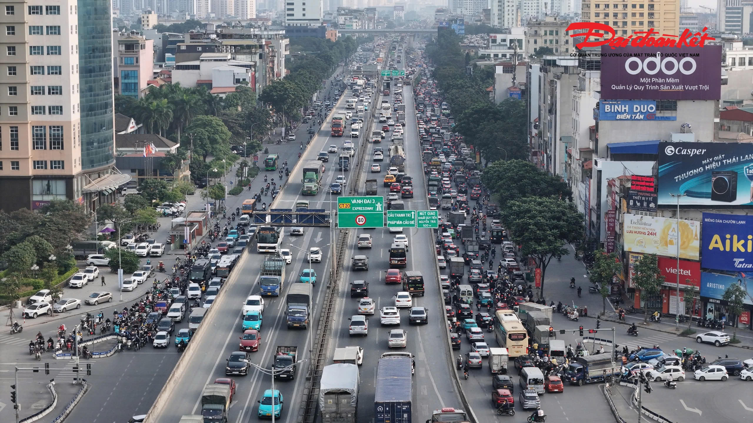 Dòng xe nối đuôi nhau di chuyển trên Vành đai 3.