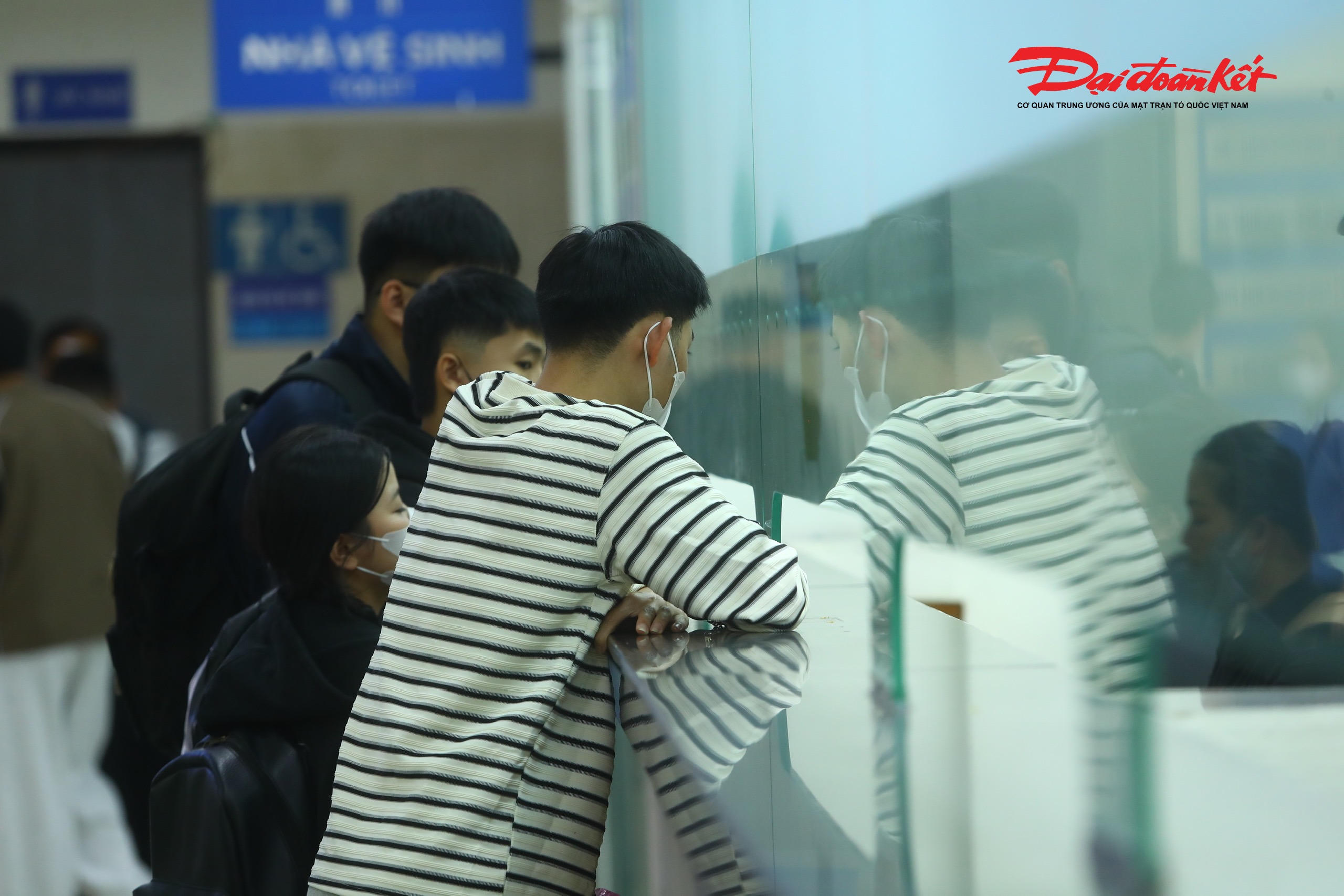 Lãnh đạo Công ty Cổ phần bến xe Hà Nội dự báo dịp nghỉ Tết Dương lịch 2026, bến xe Giáp Bát lượng khách tăng cao nhất trong các ngày cao điểm có thể lên khoảng 16.000 lượt/ngày, tăng 260% so với ngày thường. Lượng xe được công ty bố trí tăng cường cho bến xe chủ yếu trên các tuyến có đông hành khách di chuyển là Nam Định, Thái Bình, Ninh Bình, Thanh Hóa.