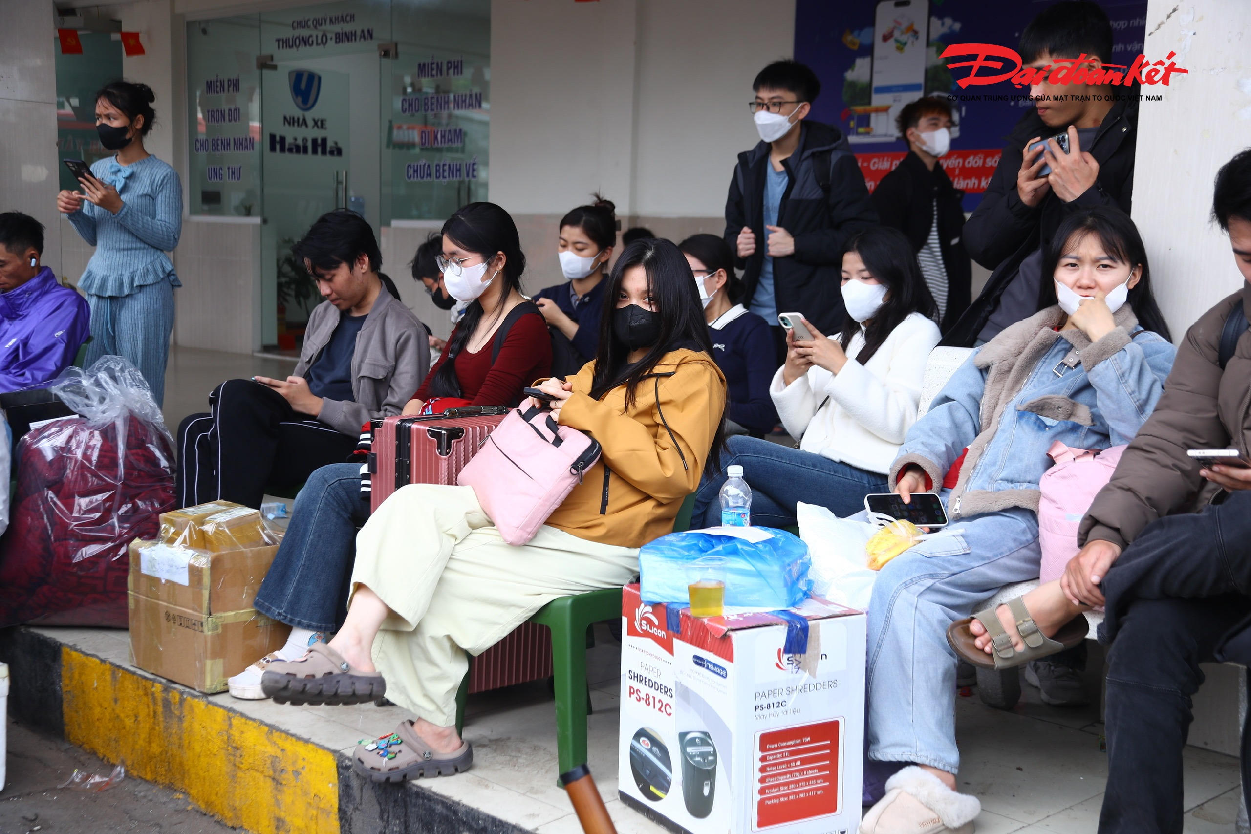 Phó Giám đốc Công ty Cổ phần bến xe Hà Nội Trần Hoàng cho biết theo phương án điều chỉnh mới nhất, dịp nghỉ Tết Dương lịch năm 2026 người lao động được nghỉ 4 ngày. Để phục vụ nhu cầu đi lại của người dân, công ty đã điều chỉnh kế hoạch tăng cường xe cho các bến so với kế hoạch được đưa ra trước đây.
Cụ thể, dịp nghỉ Tết Dương lịch 2026, bến xe có kế hoạch tăng cường 400 lượt xe cho các bến Giáp Bát, Mỹ Đình, Gia Lâm - tăng thêm 250 xe so với kế hoạch trước đó.