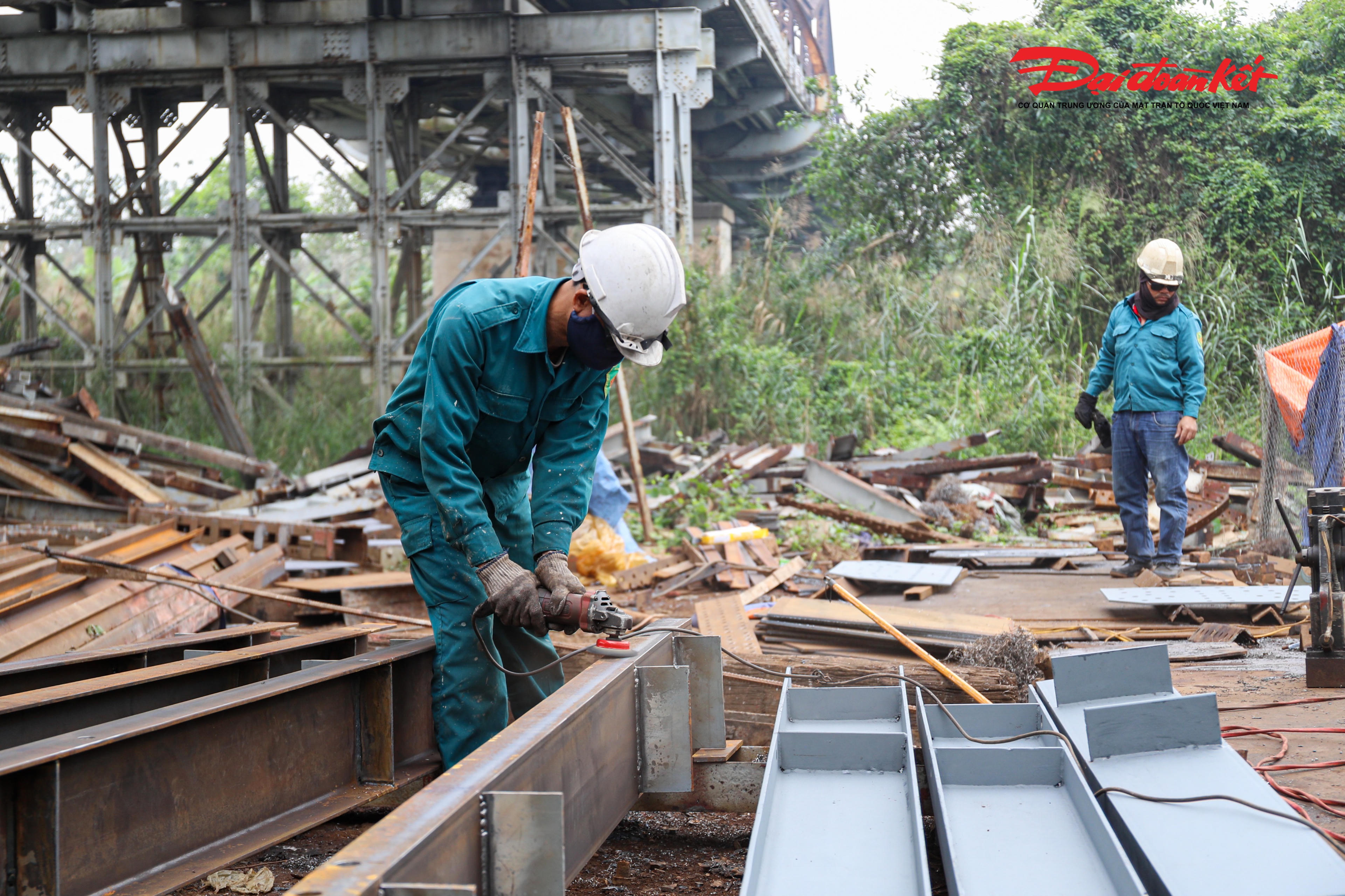 Khung thép được mài sạch lớp han gỉ và sơn mới.