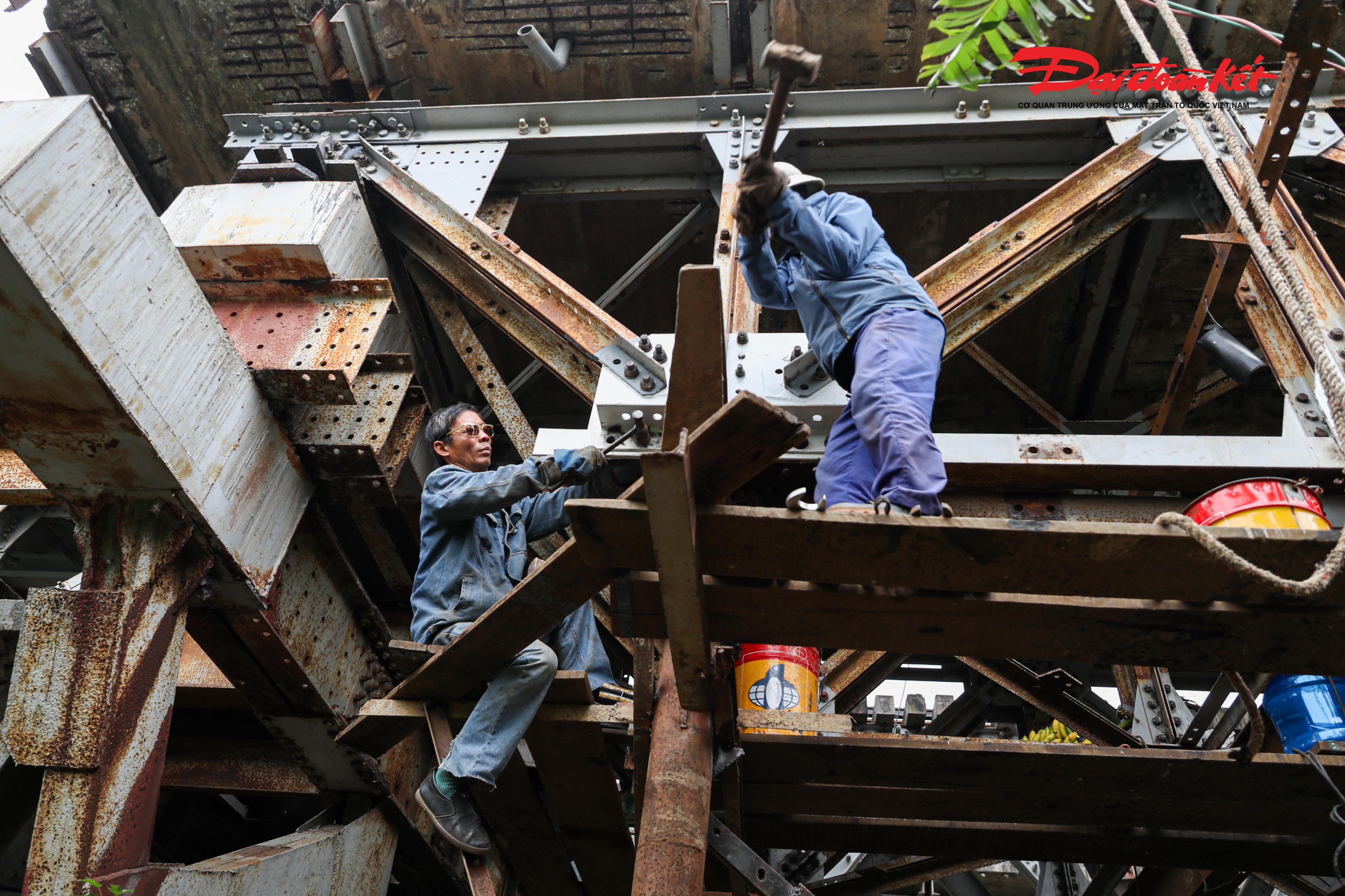 Các công nhân tất bật thực hiện duy tu, bảo trì cầu Long Biên.