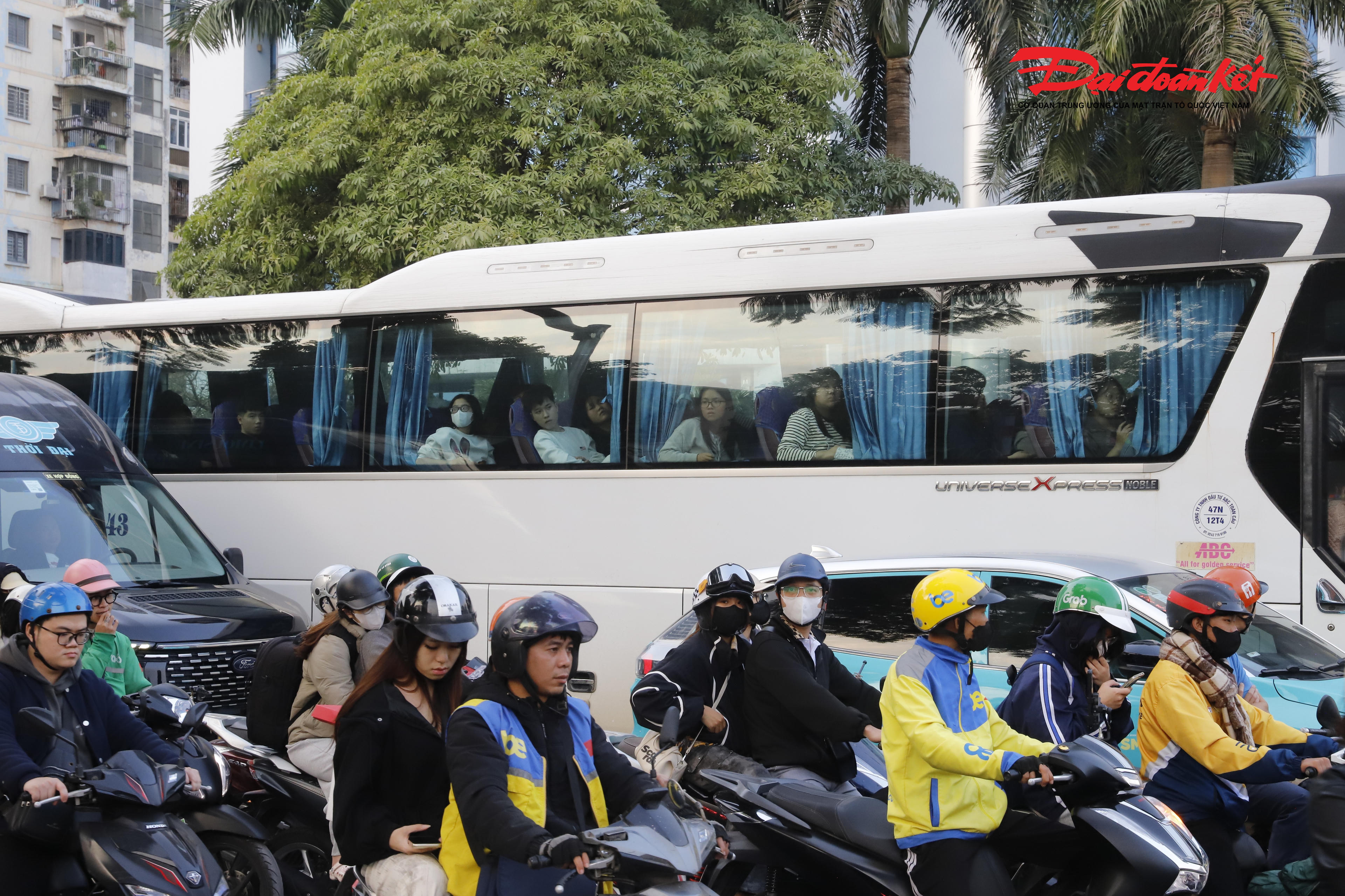 Các xe liên tục xuất bến đưa người dân về quê nghỉ Tết.