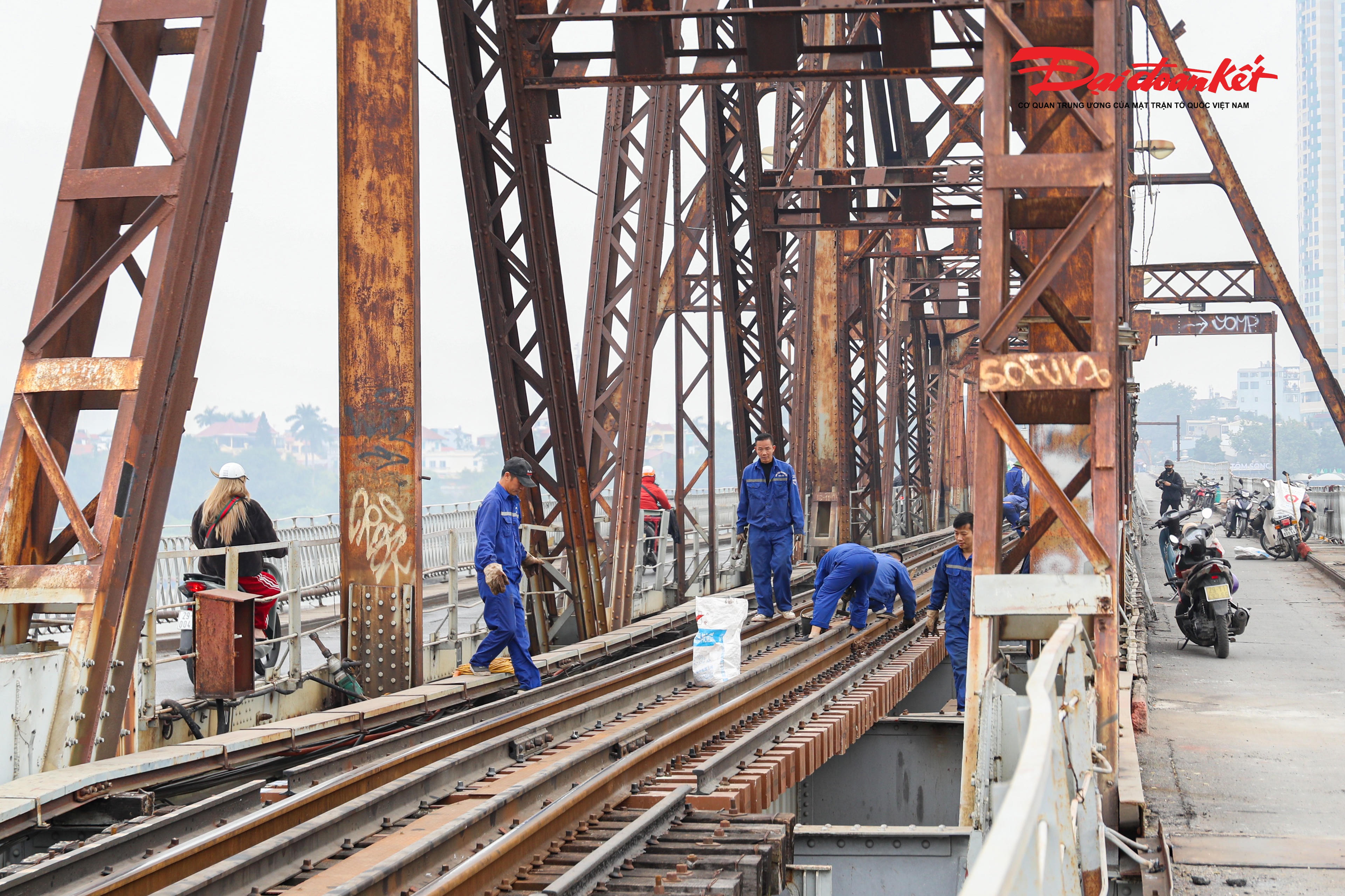 Phía trên cầu Long Biên, hàng chục công nhân cùng thiết bị kiểm tra, sửa chữa khu vực đường ray tàu.