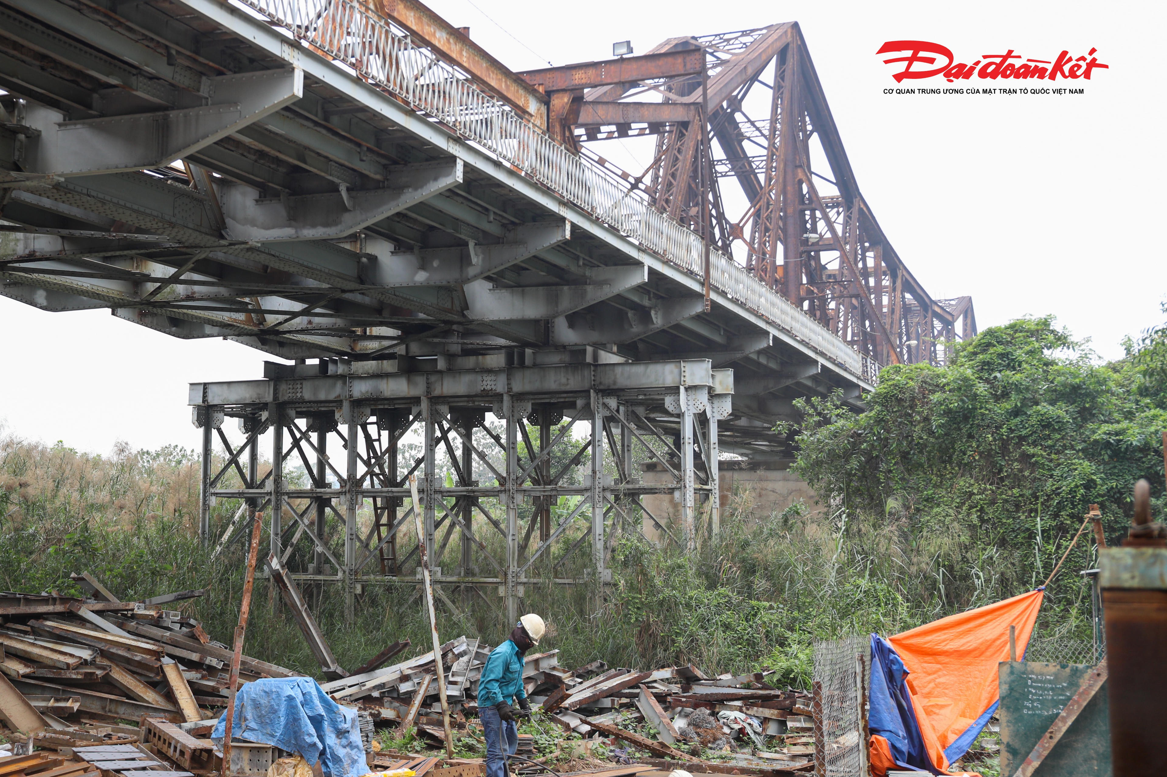 Sau 2 tháng trùng tu, cầu Long Biên đã khoác lên mình diện mạo mới, an toàn hơn, nhưng vẫn giữ được nét cổ kính, trầm mặc vốn có. Cây cầu lịch sử tiếp tục vững vàng nối nhịp đôi bờ sông Hồng, như một biểu tượng bền bỉ của Thủ đô ngàn năm văn hiến.