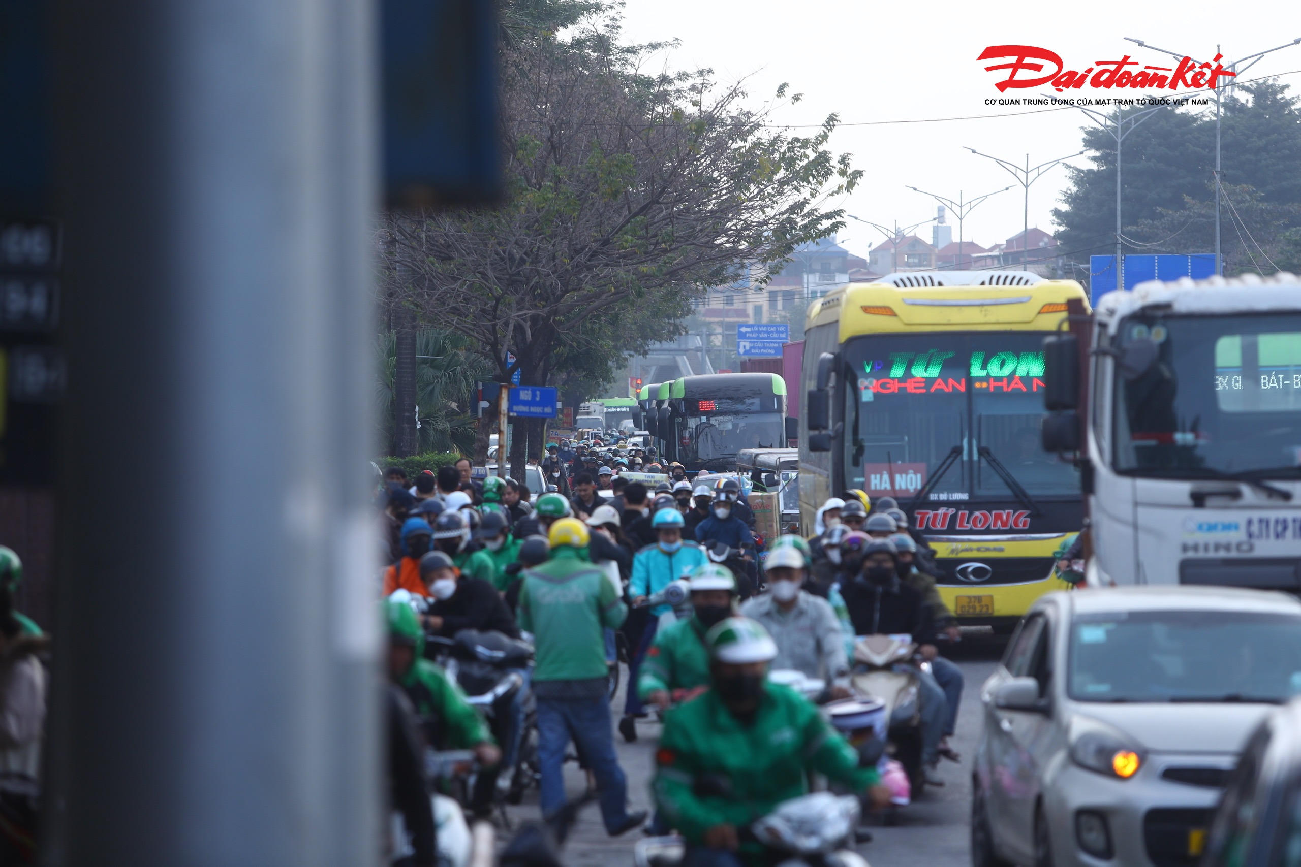 Nhiều xe container, xe tải lớn di chuyển chậm càng khiến dòng phương tiện bị dồn ứ.