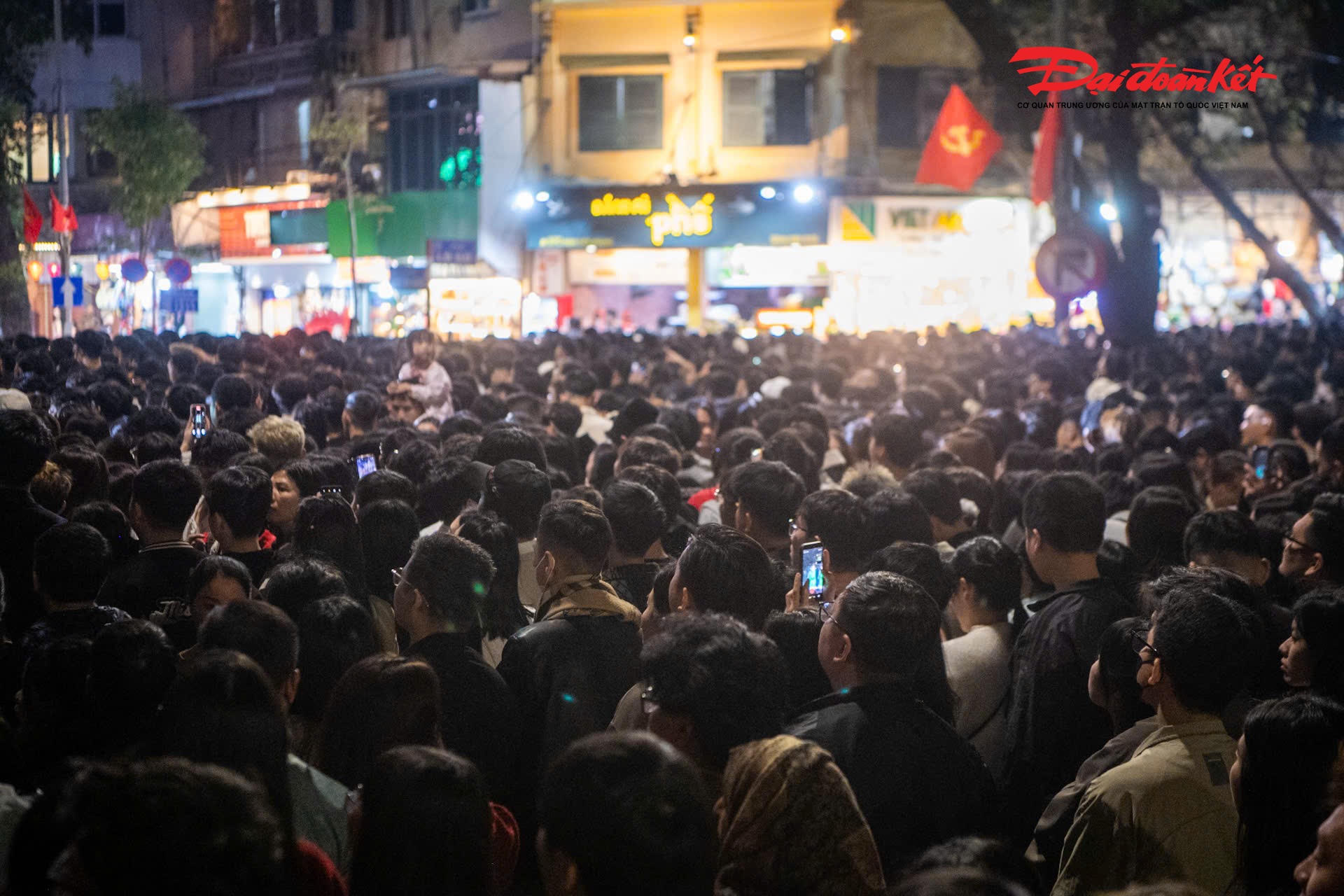 Dòng người ken đặc xem chương trình Countdown 2026 tại hồ Gươm.