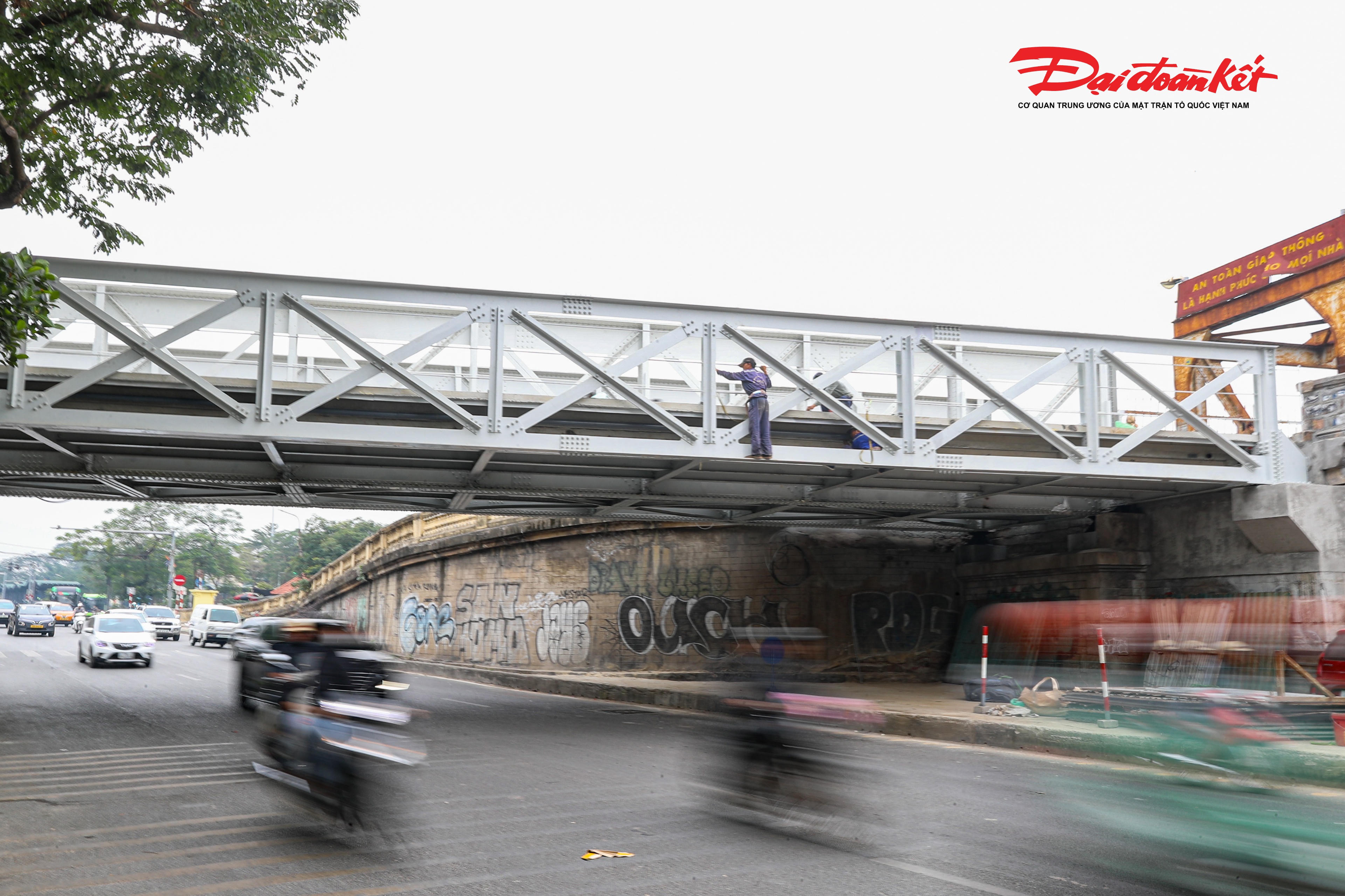 Nhìn từ phía dưới, cầu Trần Nhật Duật đã được khoác lên mình bộ "áo mới".