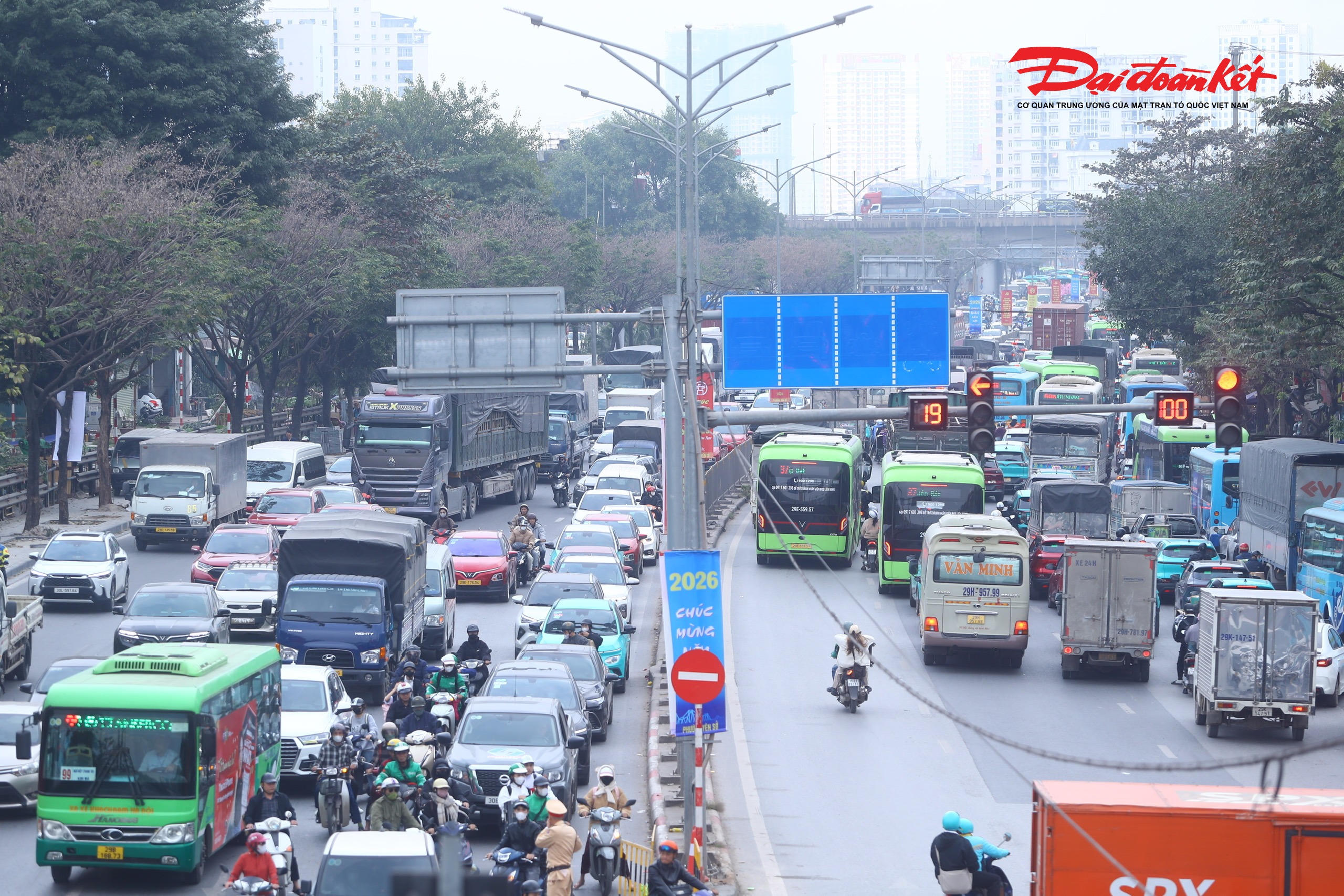 Không chỉ ô tô cá nhân, lượng xe khách tại các bến Giáp Bát, Nước Ngầm cũng tăng đột biến.&nbsp;