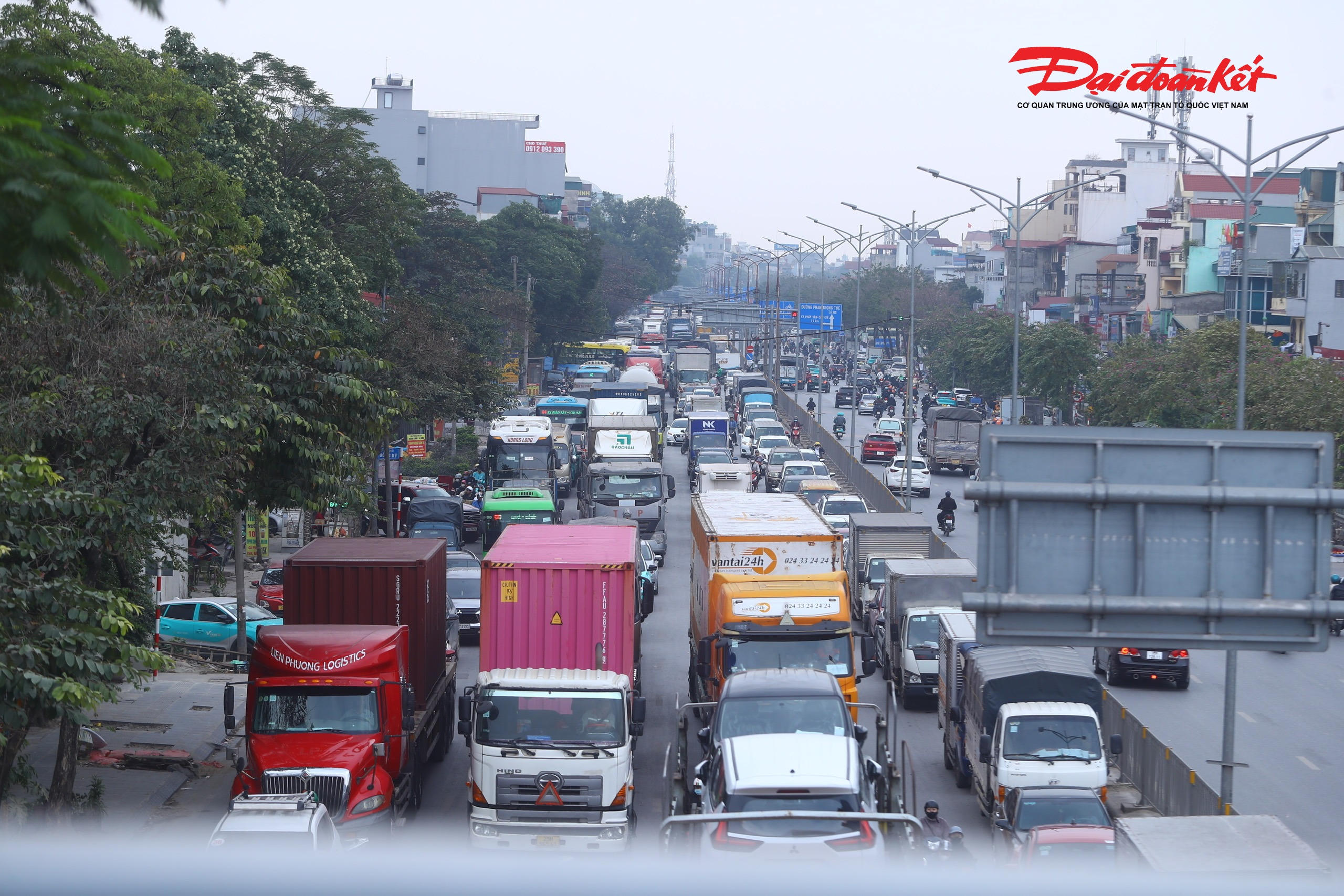 Ghi nhận của phóng viên vào khoảng 16h ngày 31/12, tuyến đường Giải Phóng đoạn từ Bến xe Giáp Bát đến nút giao Ngọc Hồi ken đặc phương tiện. Ô tô, xe máy nối đuôi nhau nhích từng mét, nhiều người mệt mỏi chờ đợi trong làn xe đông nghẹt.