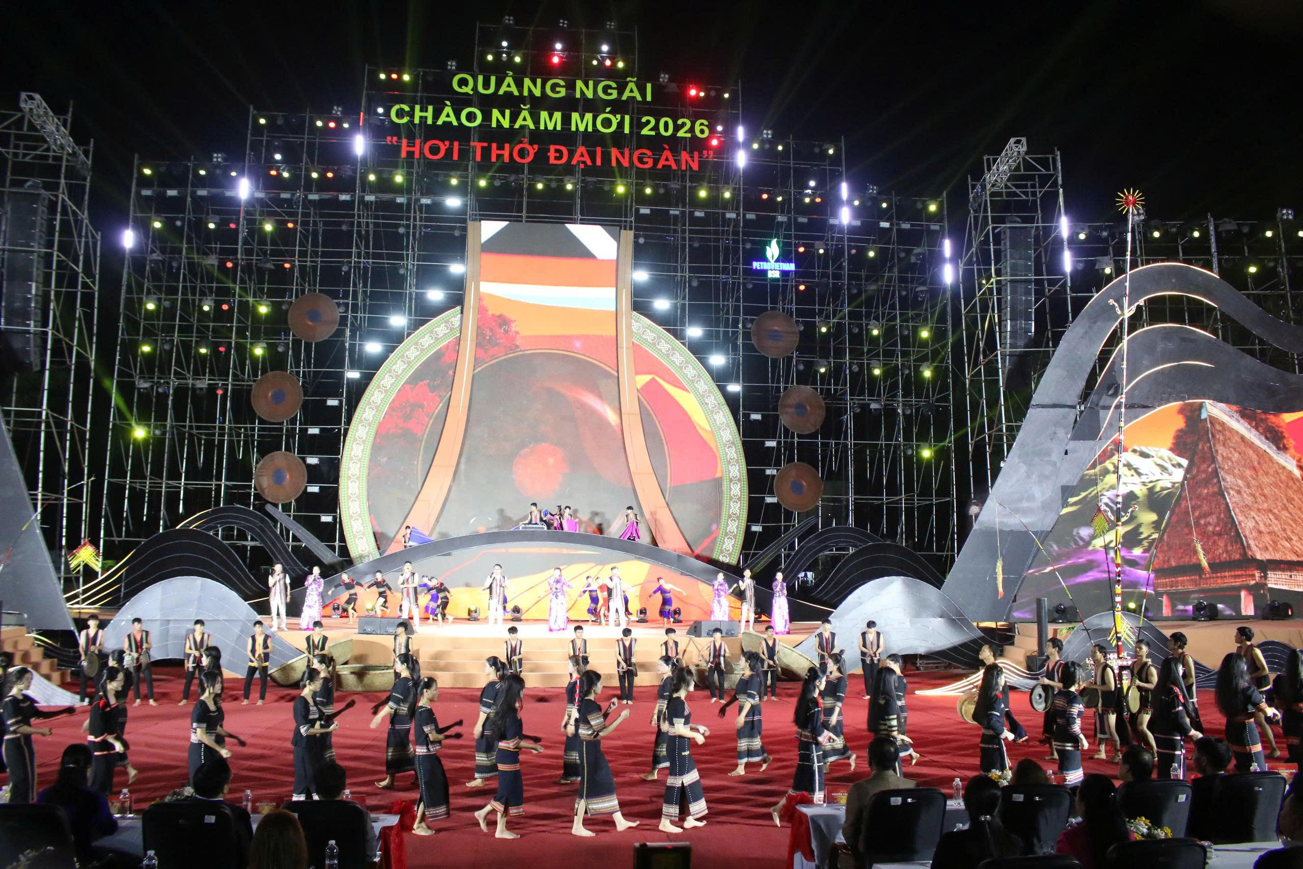 Một tiết mục mùa của đồng bào dân tộc thiểu số ở phía Tây Quảng Ngãi chào đón năm mới 2026. Ảnh: Nguyễn Tín.