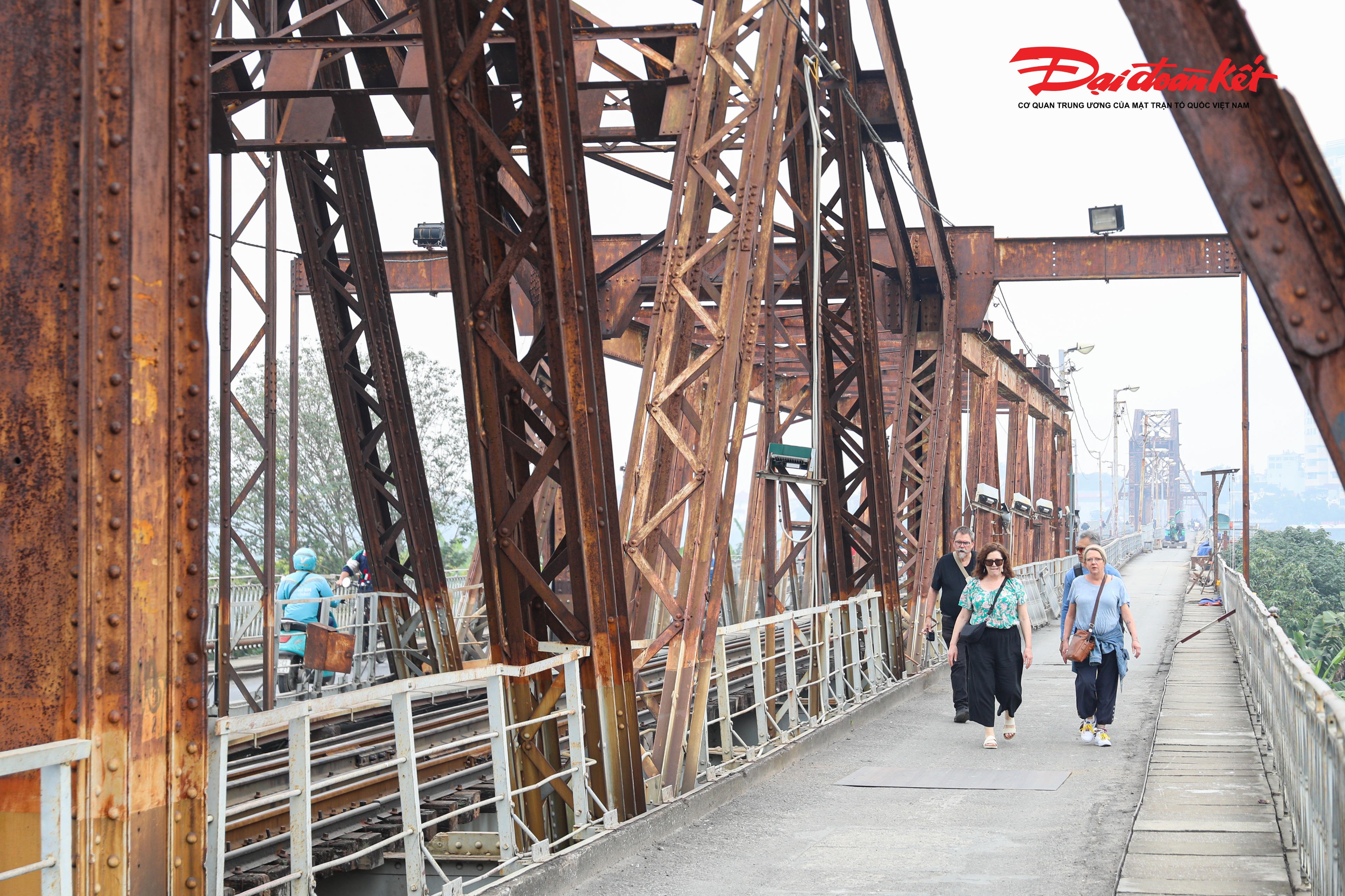 "Cầu Long Biên sau sửa chữa trông gọn gàng, chắc chắn hơn hẳn, đi lại cũng yên tâm hơn”, anh Đức chia sẻ. 