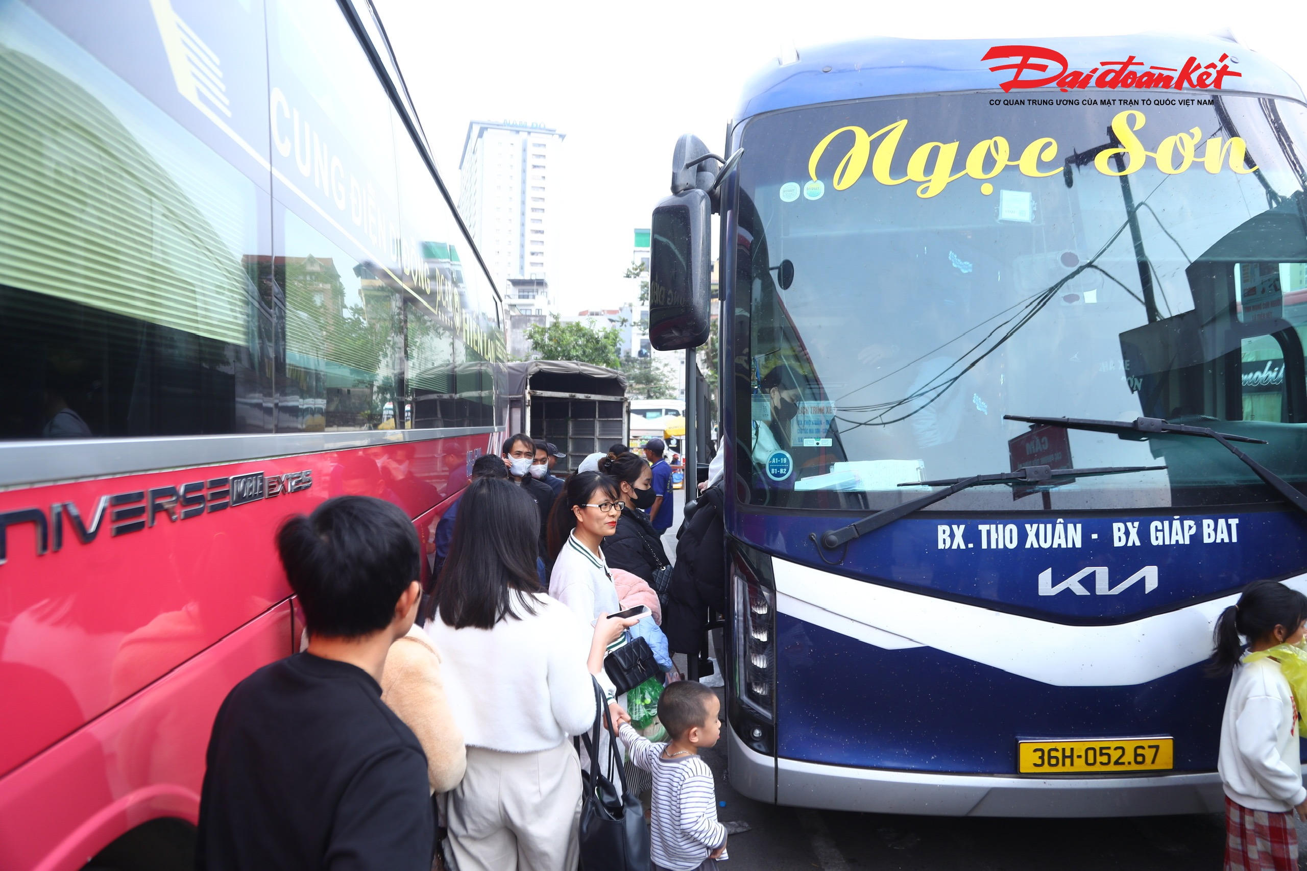 "Công tác quản lý giá vé, kiểm soát chất lượng phương tiện và điều kiện an toàn được đặt lên hàng đầu, kiên quyết không để xảy ra tình trạng tăng giá vé trái quy định, nhồi nhét hành khách hoặc đưa xe không đủ điều kiện vào khai thác", ông Tùng nói.&nbsp;