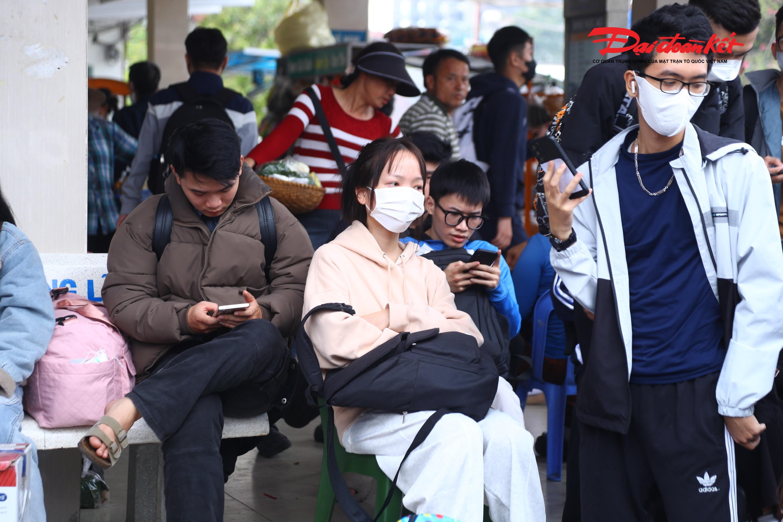 Ngồi chờ chuyến xe về Nam Định, chị Trần Thị Hạnh cho biết: “Tôi tan làm sớm nên ra bến từ đầu giờ chiều để tránh đông. Dù khách khá nhiều nhưng nhà xe phục vụ ổn định, không xảy ra chen lấn hay tăng giá vé đột biến như lo ngại ban đầu.”