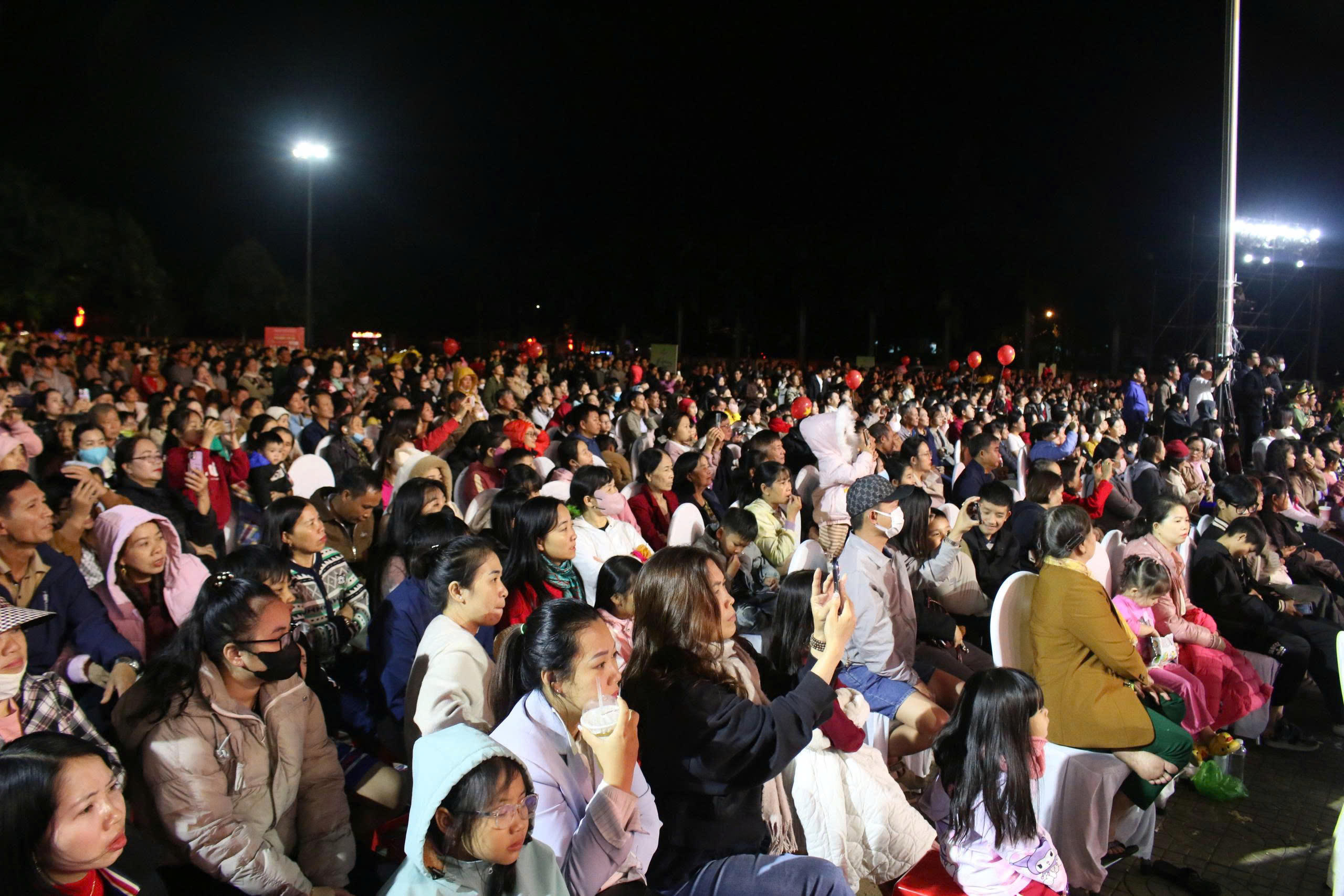 Rất đông người dân Quảng Ngãi xem chương trình văn nghệ chào đón năm mới 2026. Ảnh: Tấn Thành.