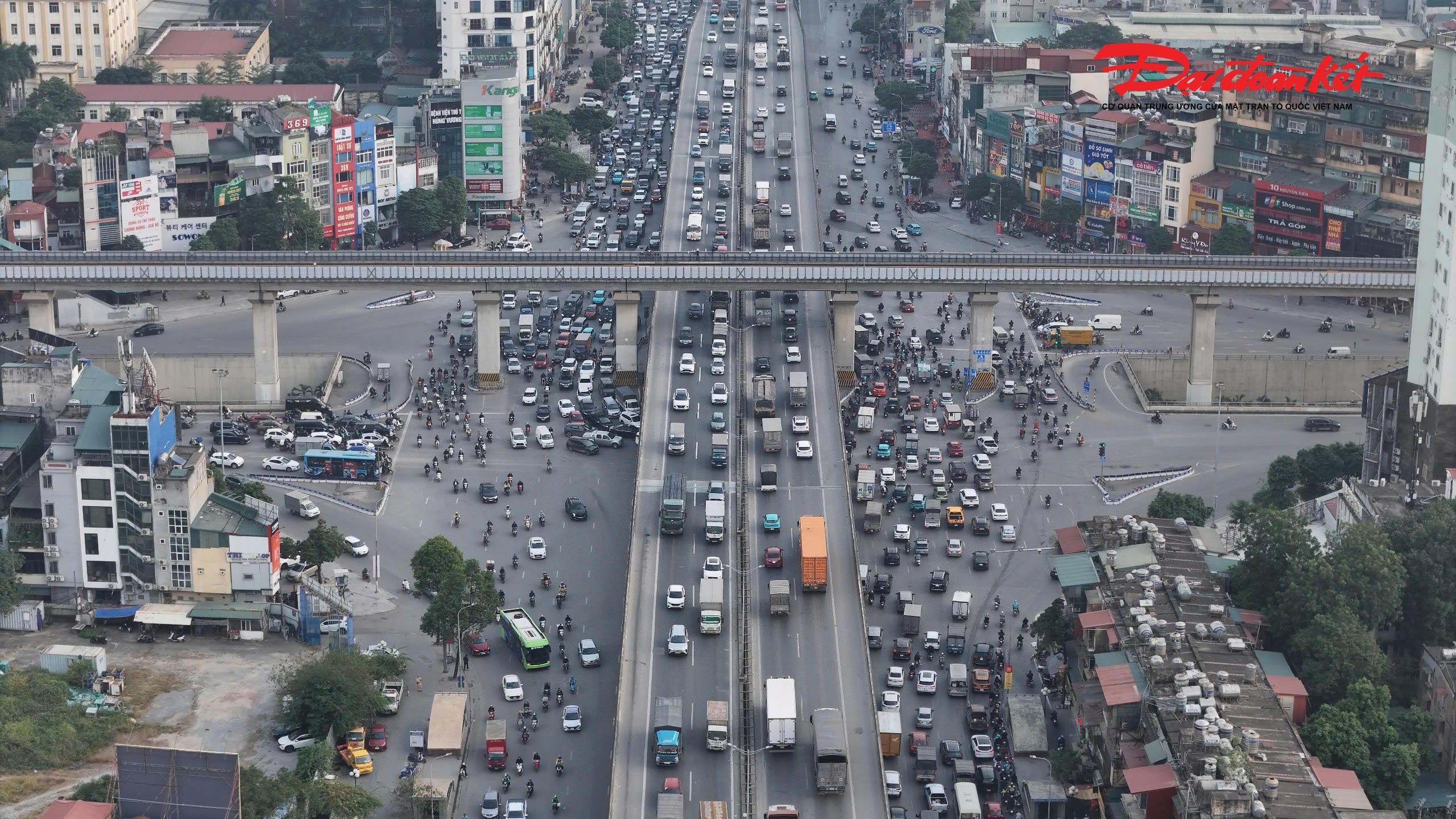 Tương tự, tại nút giao Khuất Duy Tiến lượng phương tiện cũng bắt đầu tăng mạnh.
