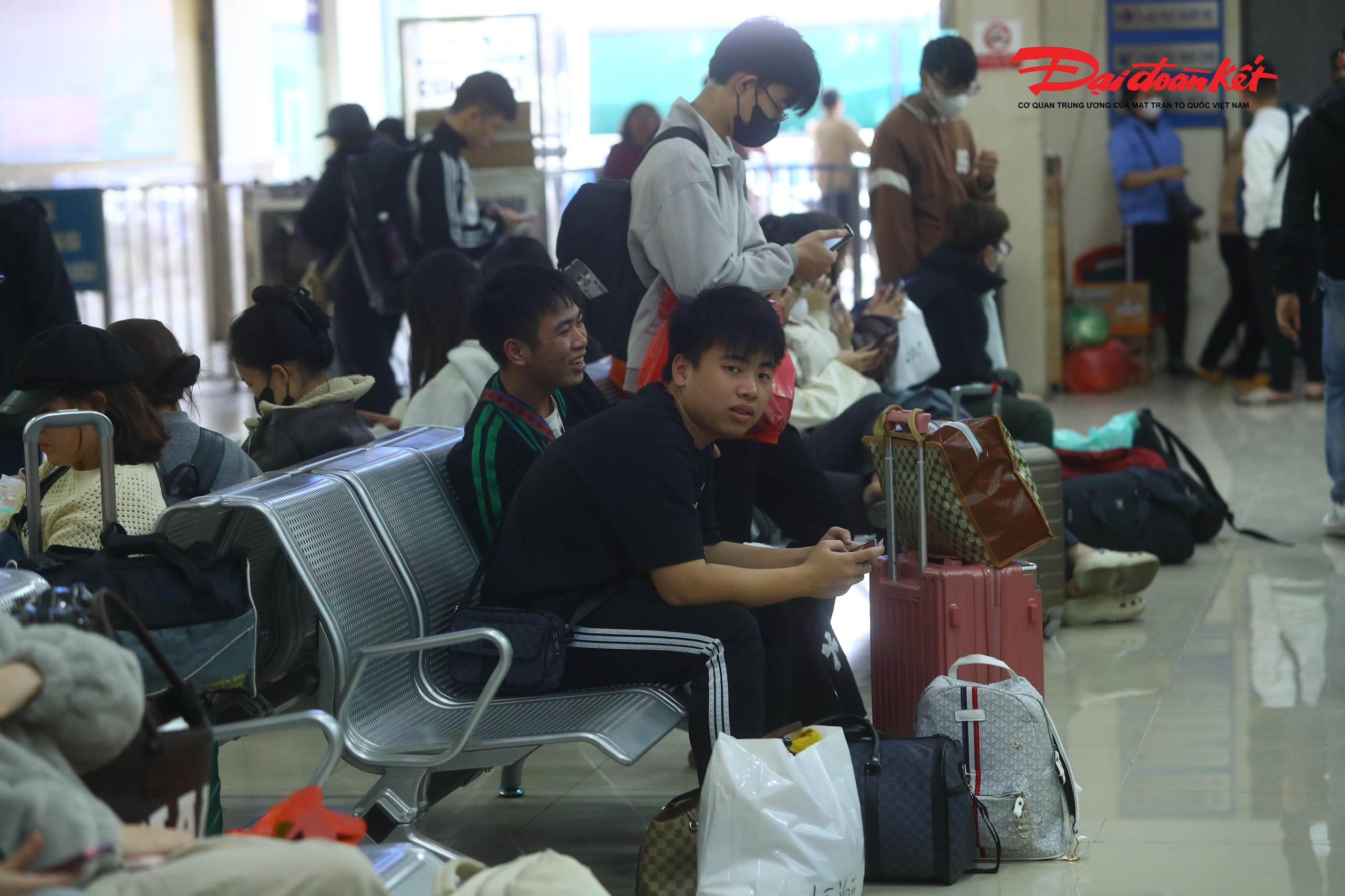 Hành khách ra bến từ sớm ngồi chờ lên xe về quê tại bến xe Giáp Bát.