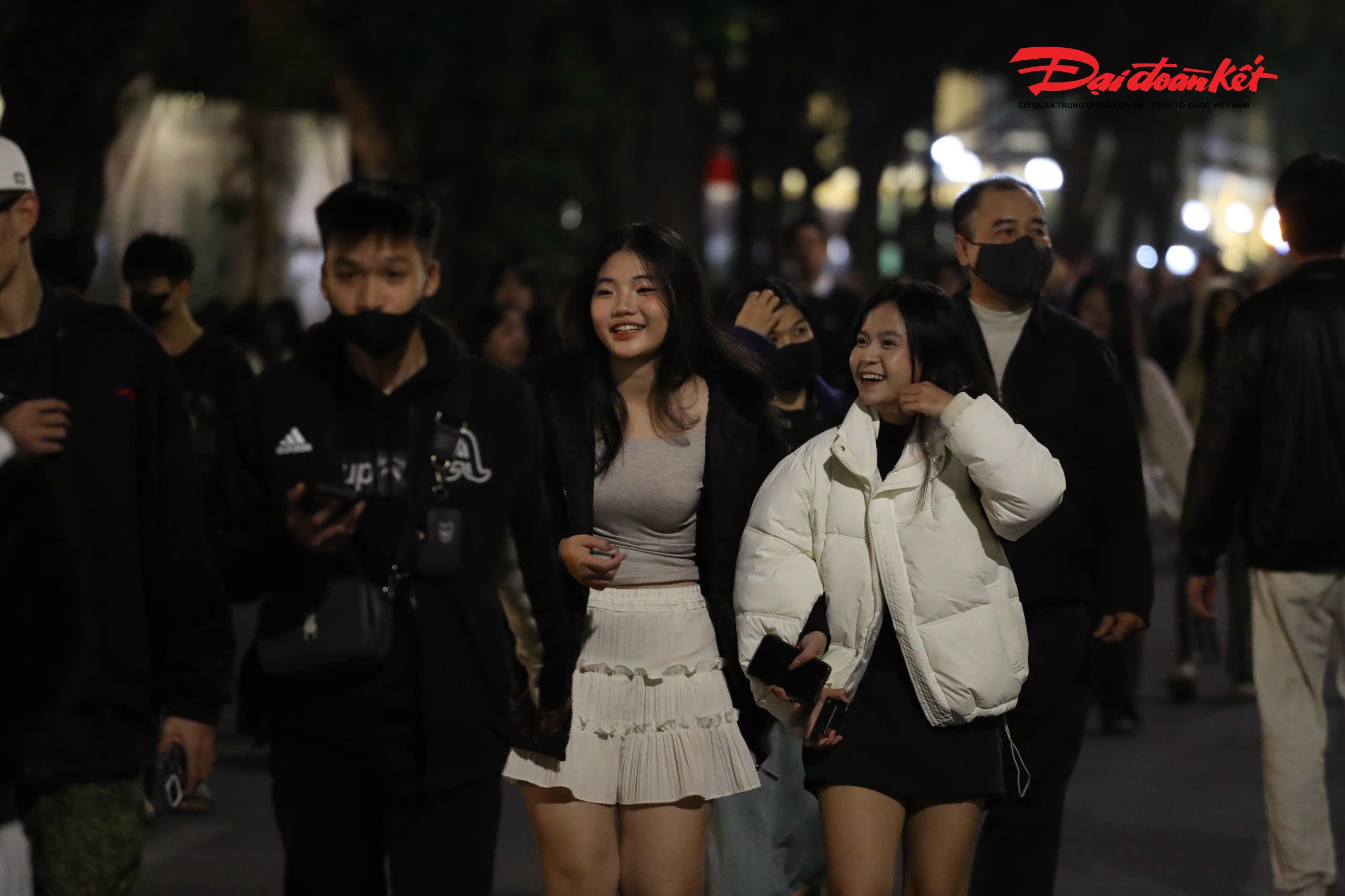 Hình ảnh các bạn trẻ đi xem bắn pháo hoa.