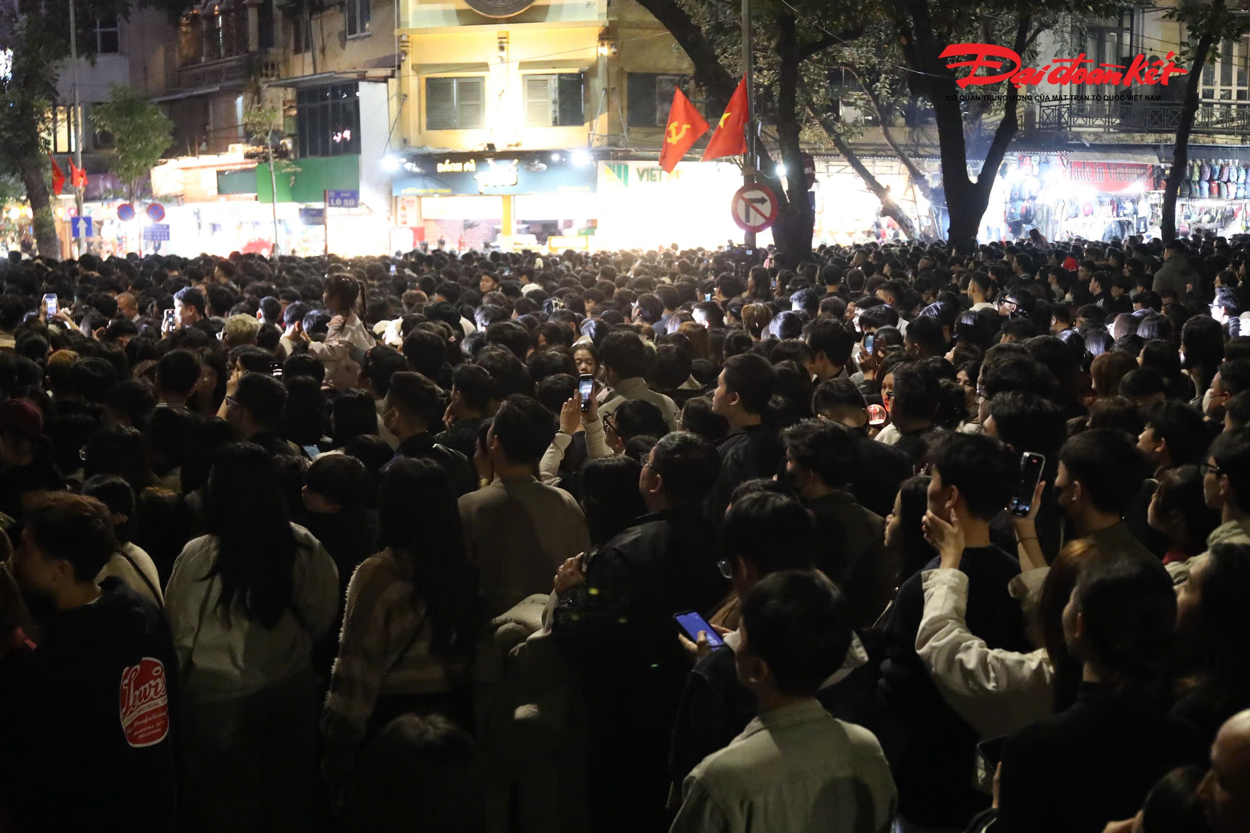 Khu vực gần quảng trường Đông Kinh Nghĩa Thục và các điểm có tầm nhìn đẹp ra hồ Gươm đã ken đặc người đứng chờ.&nbsp;