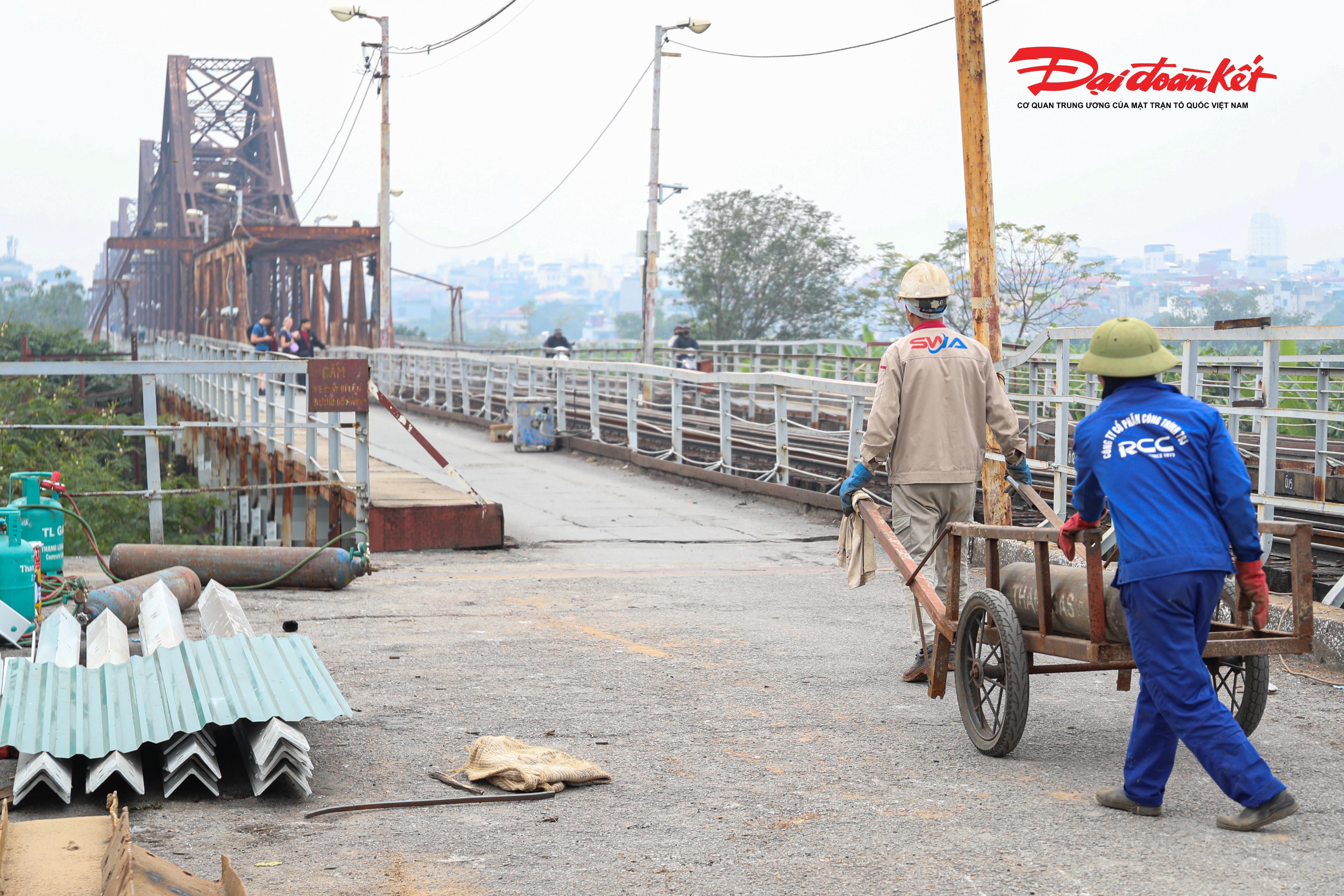 Theo ghi nhận của PV Báo Đại đoàn kết, các hạng mục sửa chữa chính trên cầu Long Biên đã cơ bản hoàn thành. Mặt cầu được gia cố chắc chắn hơn, hệ thống dầm thép, lan can, khe co giãn được kiểm tra, thay thế và sơn sửa đồng bộ. Lối đi dành cho người đi bộ và xe thô sơ được chỉnh trang gọn gàng, sạch sẽ, tạo cảm giác an toàn, thuận tiện cho người dân và du khách khi lưu thông qua cây cầu biểu tượng này.