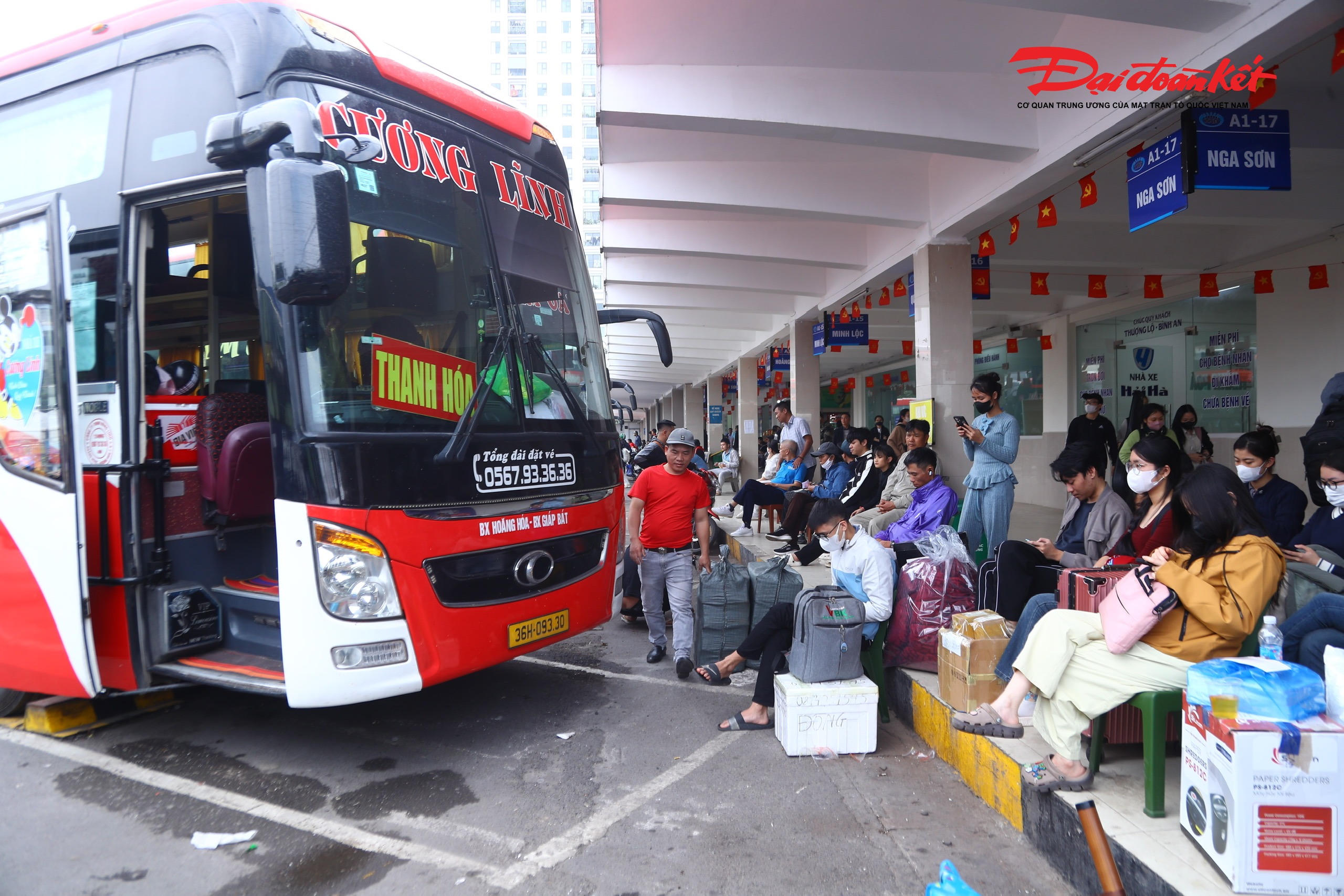 Theo ghi nhận của PV Báo Đại đoàn kết, từ 15h ngày 31/12 tại bến xe Giáp Bát&nbsp;khu vực sảnh chờ và các làn xe xuất bến luôn trong tình trạng đông kín. Các tuyến đi Nam Định, Thái Bình, Ninh Bình, Thanh Hóa, Nghệ An… luôn kín chỗ.&nbsp;