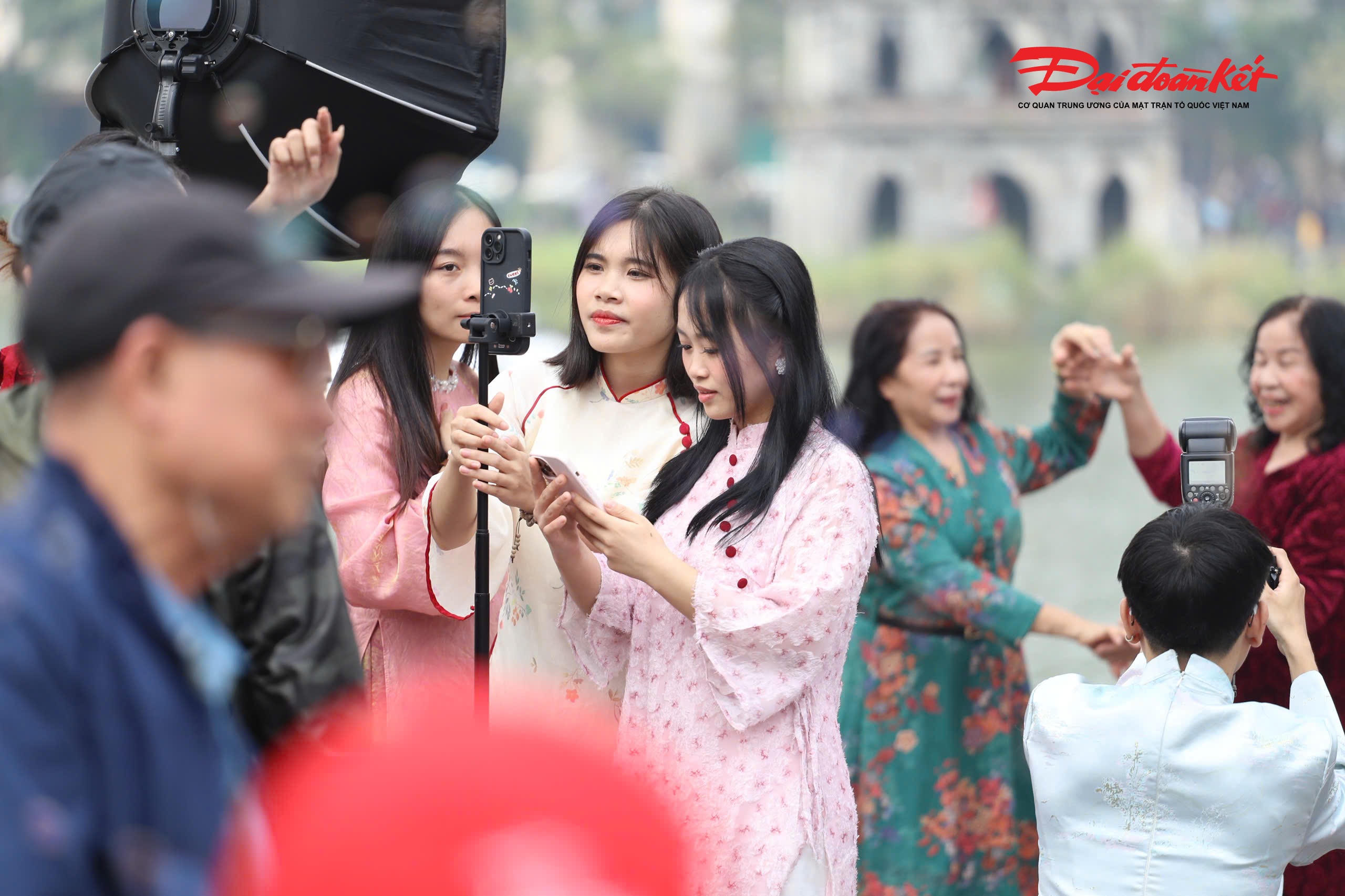 Áo dài truyền thống kết hợp phong cách hiện đại tạo nên nét trẻ trung, tươi mới tại khu vực hồ Gươm.. 