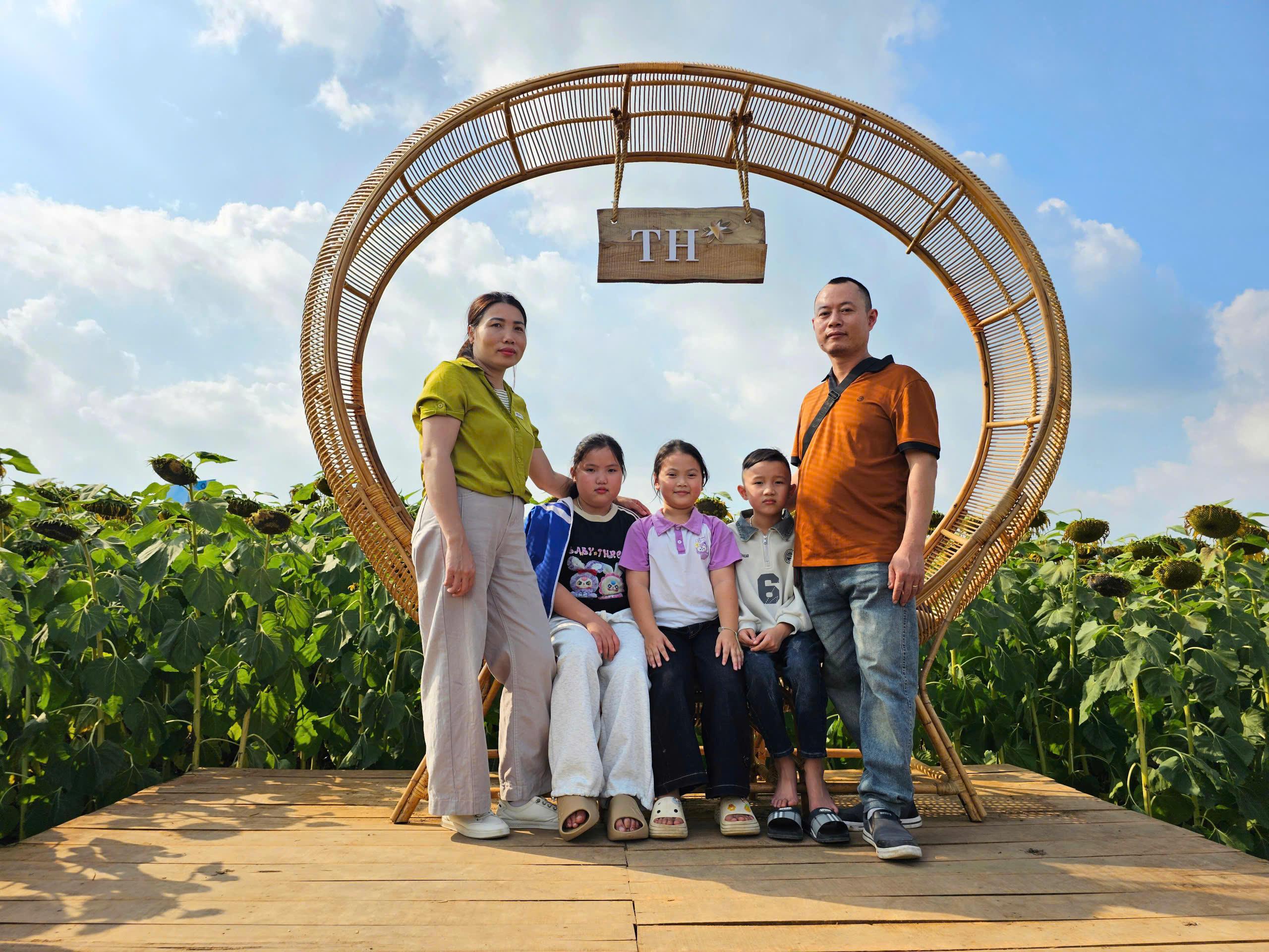 Sáng nay, anh Lê Đình Tình, 44 tuổi, ở xã Hợp Minh, tỉnh Nghệ An đưa gia đình đến tham quan chụp ảnh ở đồi hoa hướng dương. "Mấy hôm cả nhà muốn đi nhưng tôi còn bận công việc, hôm nay tranh thủ ngày nghỉ đi chơi. Cả đồi hoa hướng dương rộng lớn và đẹp, các con tôi thích lắm", anh Tình cho biết.