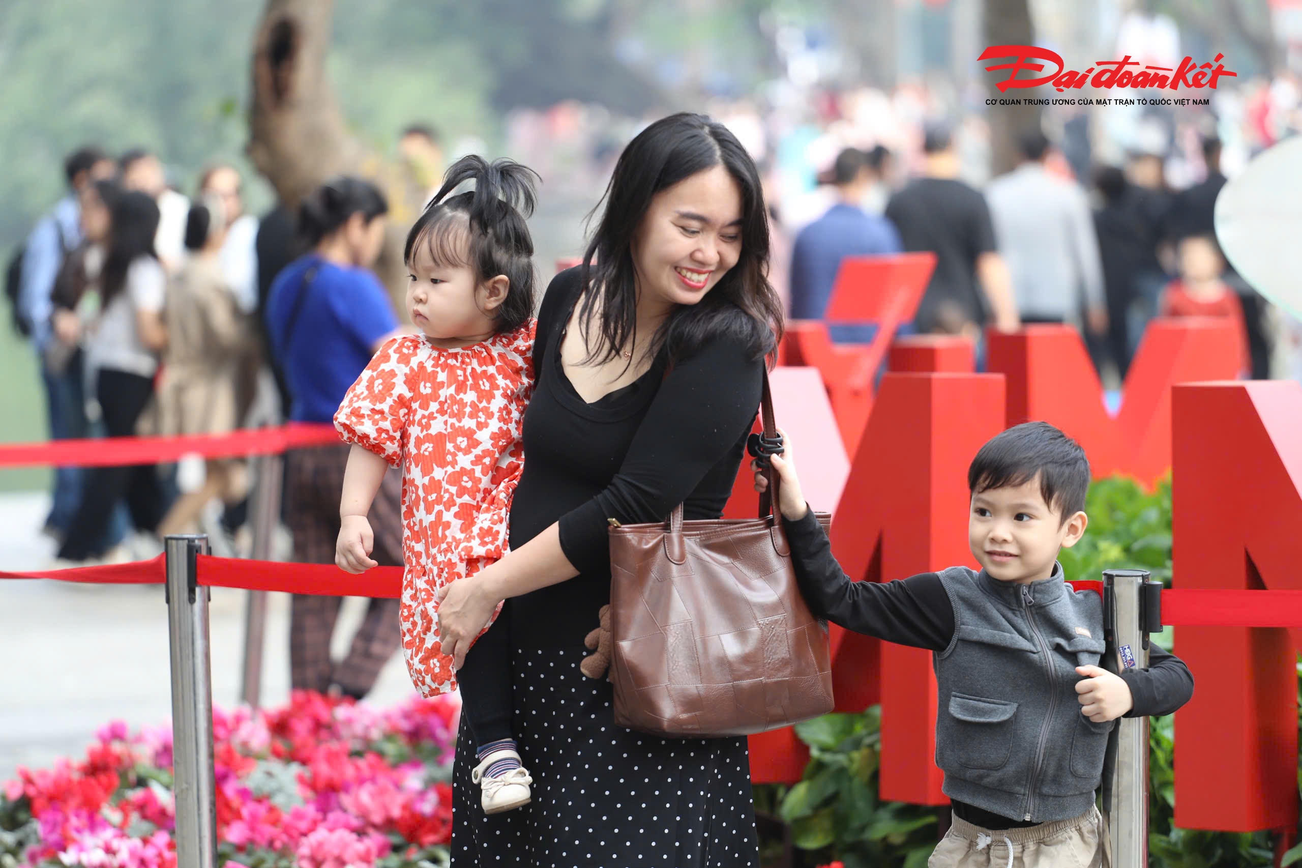 Nhiều gia đình cho con nhỏ đi chơi trong ngày đầu năm mới.