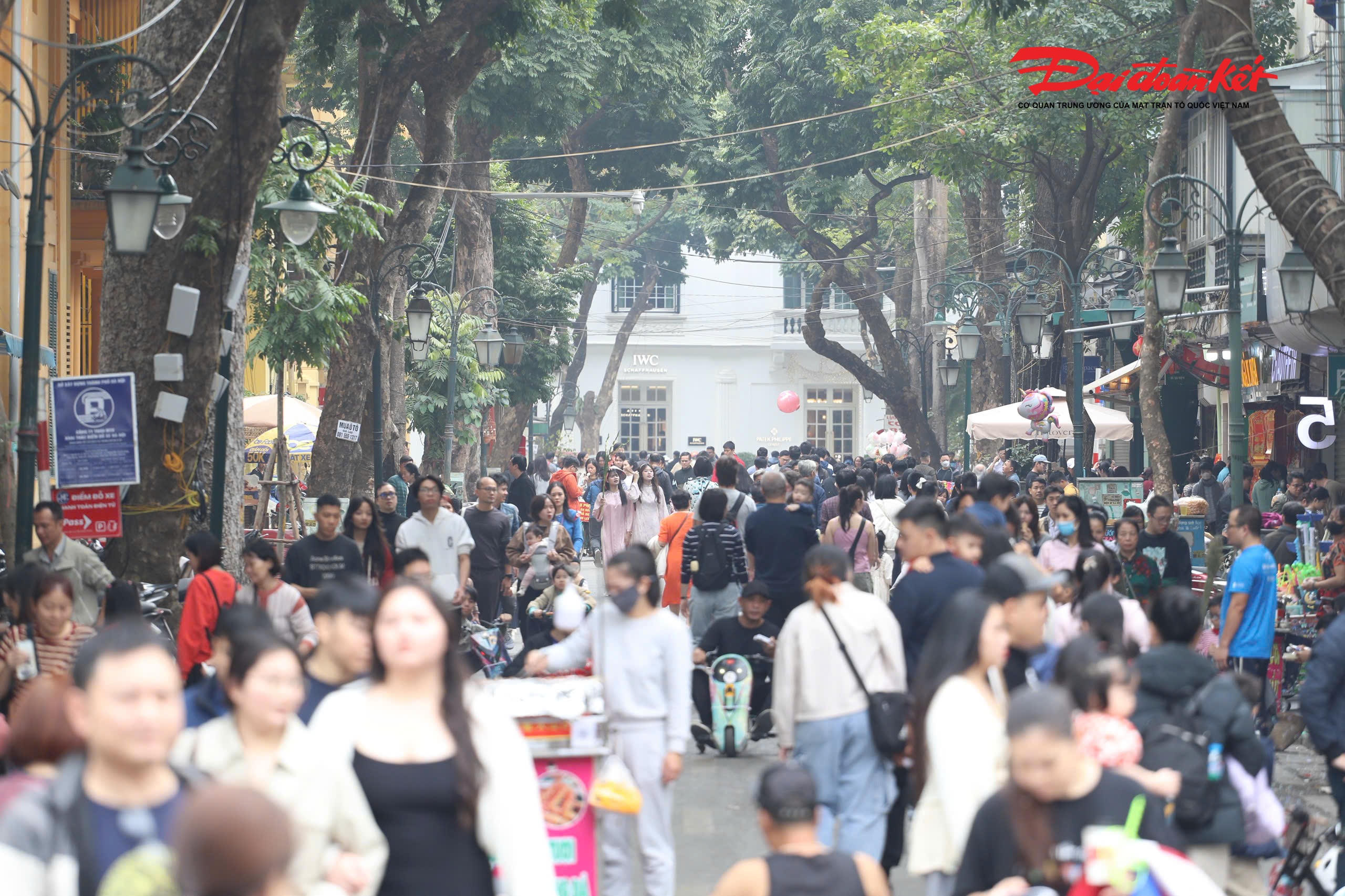 “Ngày đầu năm chủ yếu là để nghỉ ngơi, dạo chơi. Không cần đi đâu xa, chỉ cần đi bộ quanh hồ, ngắm phố phường là đã thấy sắc xuân và hương vị Tết rồi”, anh Nam cho hay.