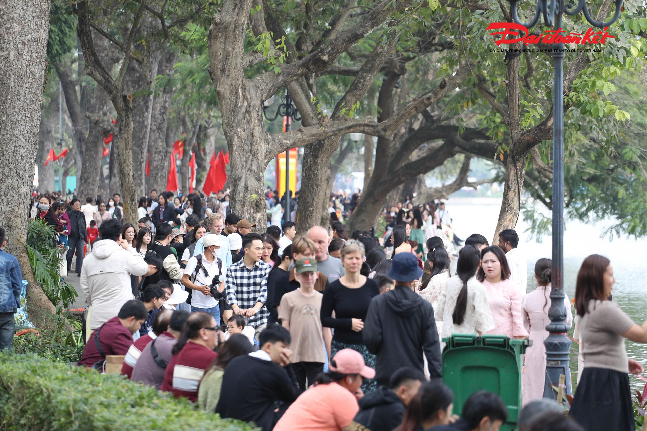 Theo ghi nhận của PV Báo Đại đoàn kết, ngày đầu năm, quanh không gian hồ Gươm, phố Đinh Tiên Hoàng, cầu Thê Húc, đền Ngọc Sơn…, dễ dàng bắt gặp hình ảnh các bạn trẻ, các nhóm bạn và gia đình trẻ khoác lên mình những tà áo dài đủ sắc màu.&nbsp;