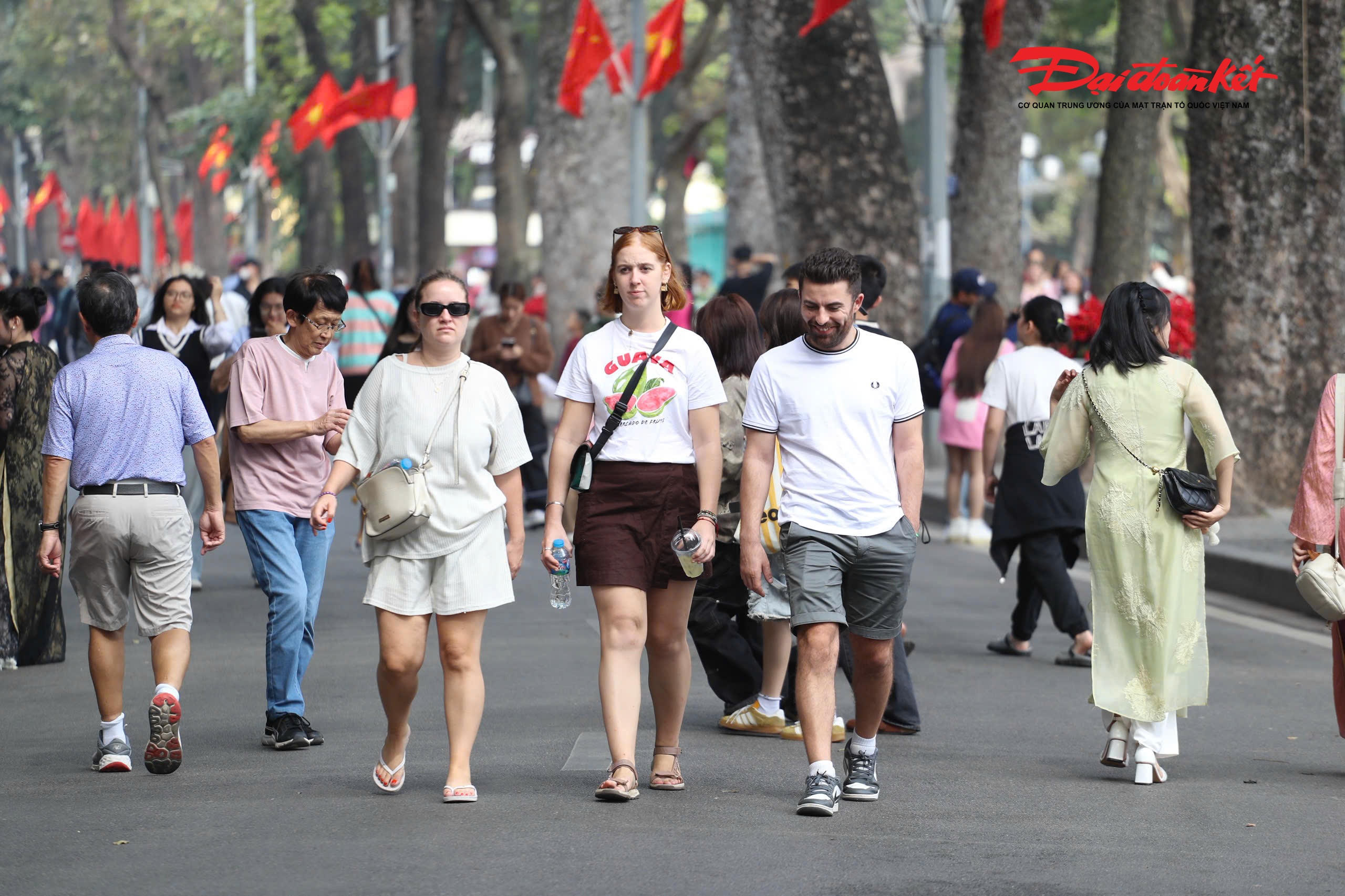 Du khách nước ngoài thư thả đi bộ trong ngày đầu năm mới.