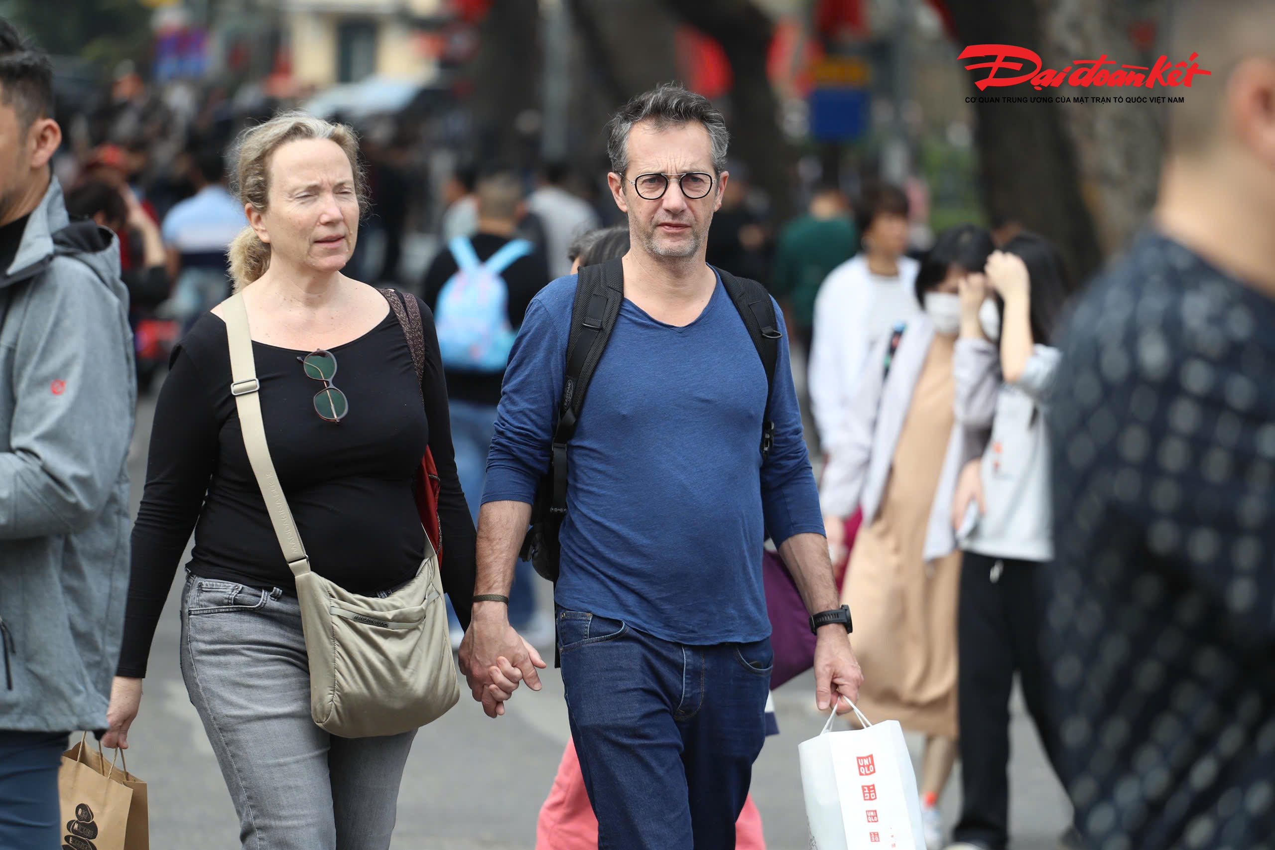 Nhiều du khách trong và ngoài nước tỏ ra thích thú trước hình ảnh giới trẻ Việt Nam diện áo dài, tự tin tạo dáng giữa không gian cổ kính, xanh mát của Thủ đô. Không ít người đã dừng lại chụp ảnh, ghi hình như một kỷ niệm đáng nhớ trong chuyến du xuân Hà Nội.