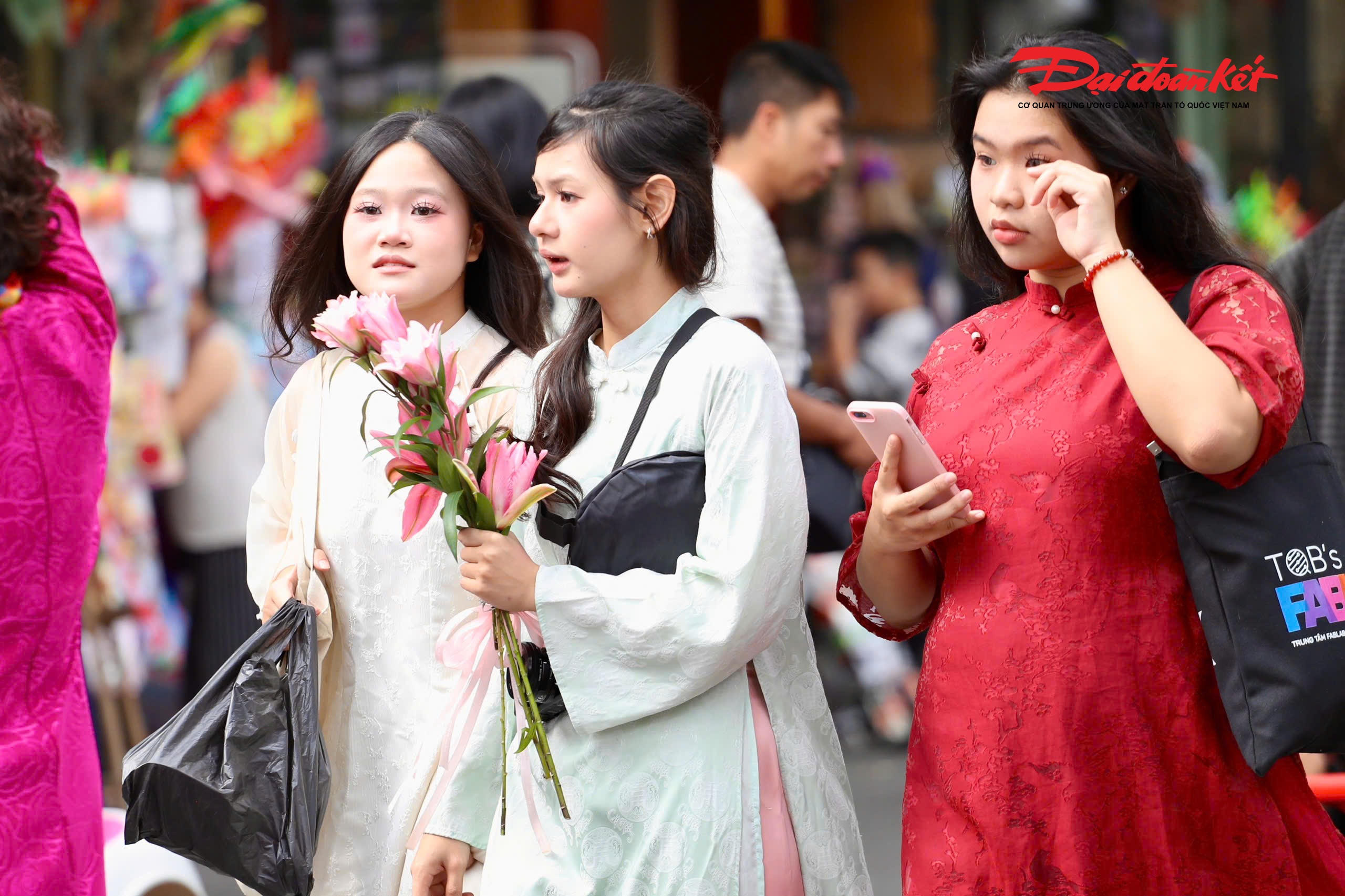 Nhiều bạn nữ xúng xính áo dài, tranh thủ ghi lại bộ ảnh kỷ niệm ngày đầu năm 2026.