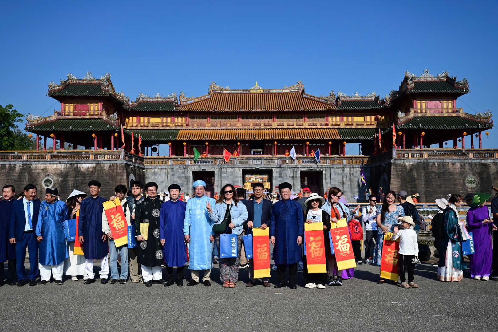 Trong sáng 1/1, đông đảo người dân, du khách xem Lễ Ban Sóc và tham quan Đại Nội Huế.&nbsp;Ảnh: P.K.