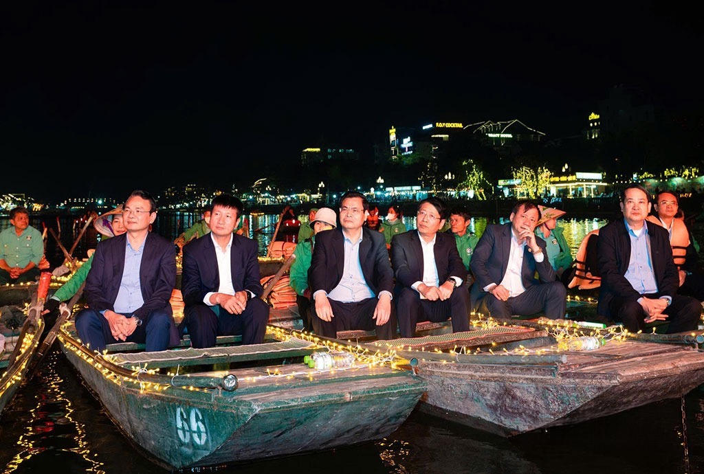 Lãnh đạo tỉnh Ninh Bình dự chương trình tại phường Hoa Lư. Ảnh: Ngọc Linh