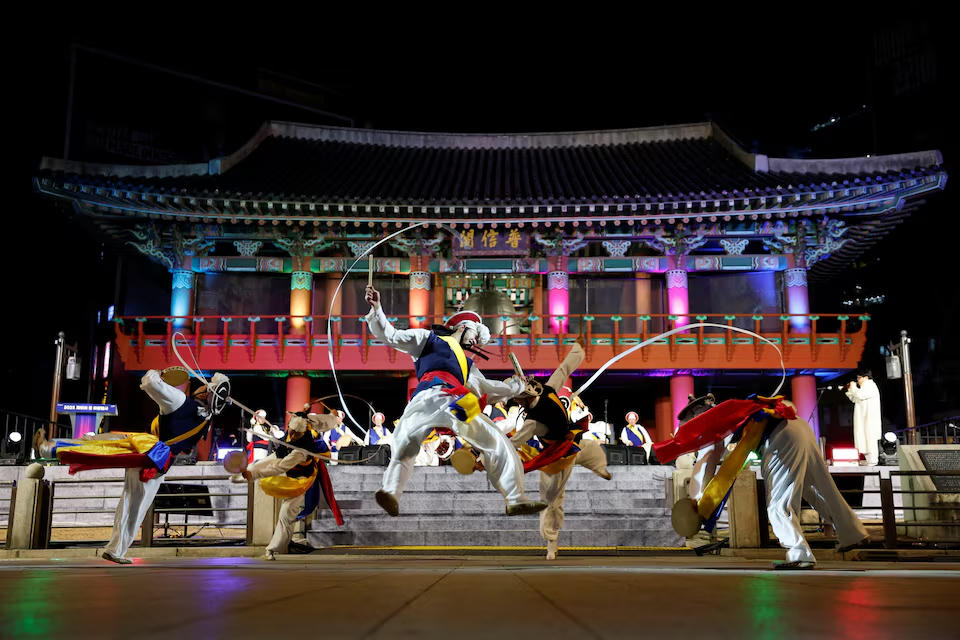 Các nghệ sĩ biểu diễn Samulnori, một loại hình nghệ thuật truyền thống của Hàn Quốc, trong buổi lễ chào mừng năm mới ở Seoul, Hàn Quốc. Nguồn: Reuters.