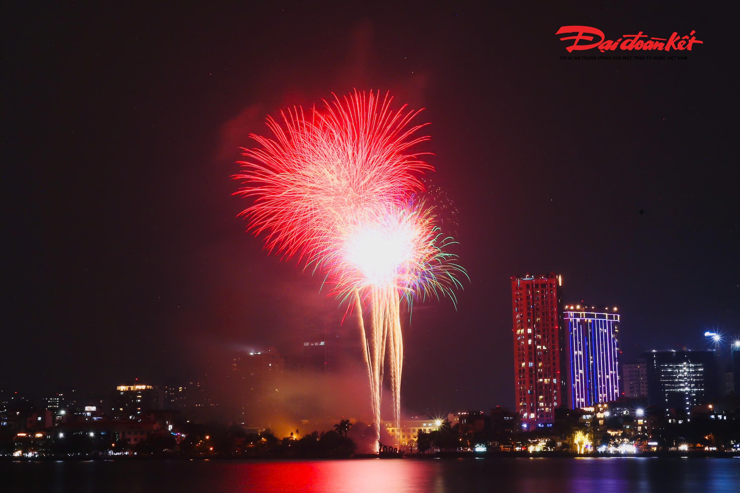 Tương tự, tại hồ Tây khi loạt pháo hoa đầu tiên được khai hỏa, những chùm sáng đủ sắc màu liên tiếp bung nở trên bầu trời rộng lớn của hồ Tây, tạo nên khung cảnh hoành tráng, ấn tượng.&nbsp;