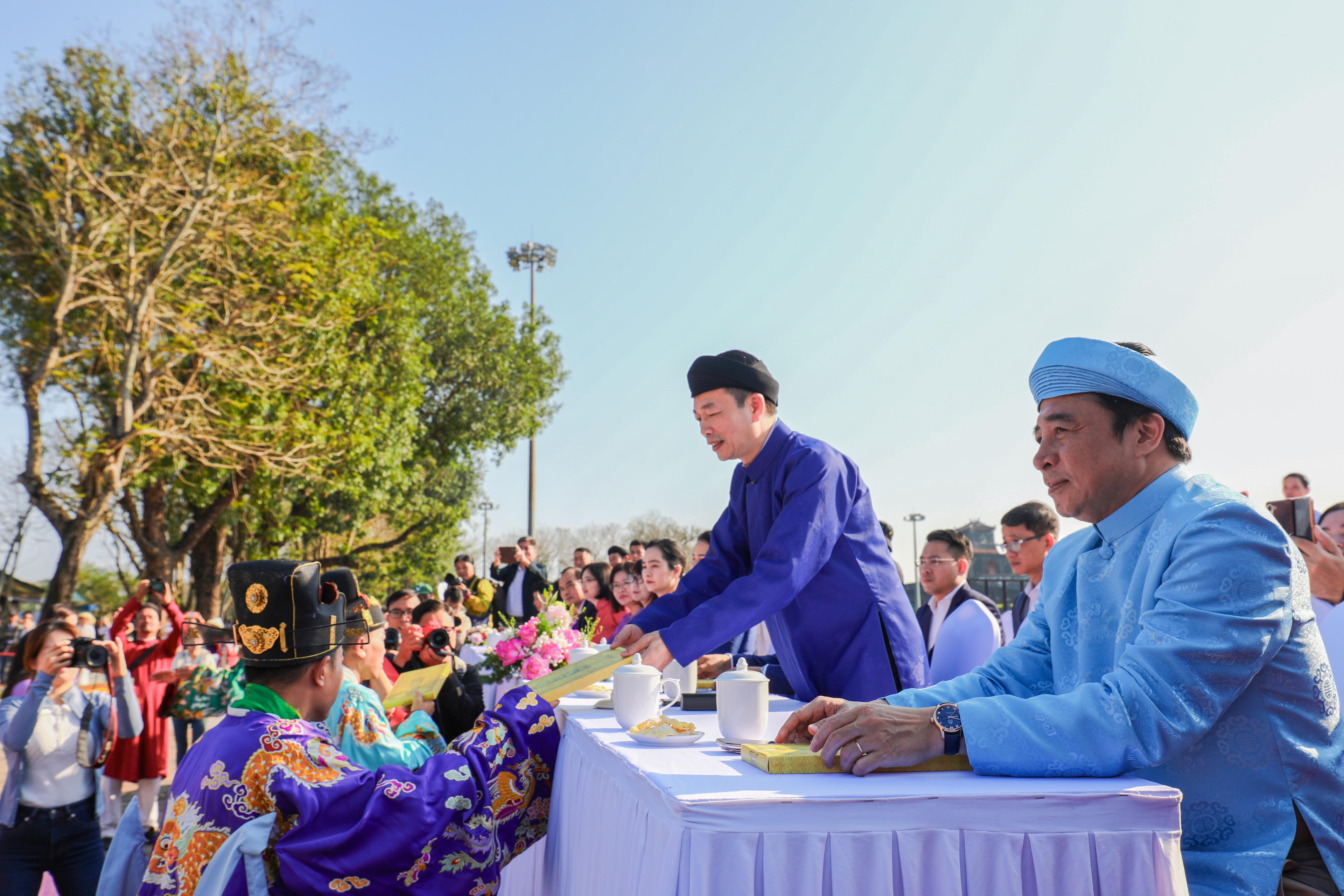 Theo Trung tâm Bảo tồn Di tích Cố đô Huế, việc tái hiện Lễ Ban Sóc là tái hiện tinh thần nhân văn của người xưa và là dịp để du khách, người dân cố đô Huế cùng trải nghiệm với di sản trong ngày đầu năm mới. Đây cũng là sự kiện&nbsp;mở màn cho chuỗi các hoạt động đặc sắc trong khuôn khổ Festival Huế 2026.&nbsp;Ảnh: P.K.