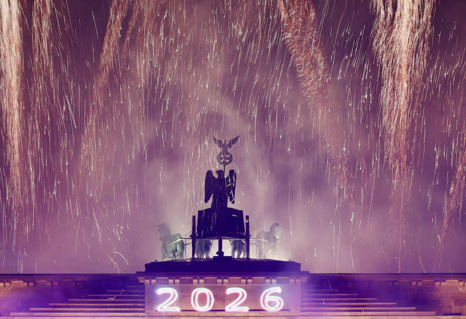 Pháo hoa nổ rực rỡ trên Cổng Brandenburg trong lễ đón năm mới ở Berlin, Đức. Nguồn: Reuters.