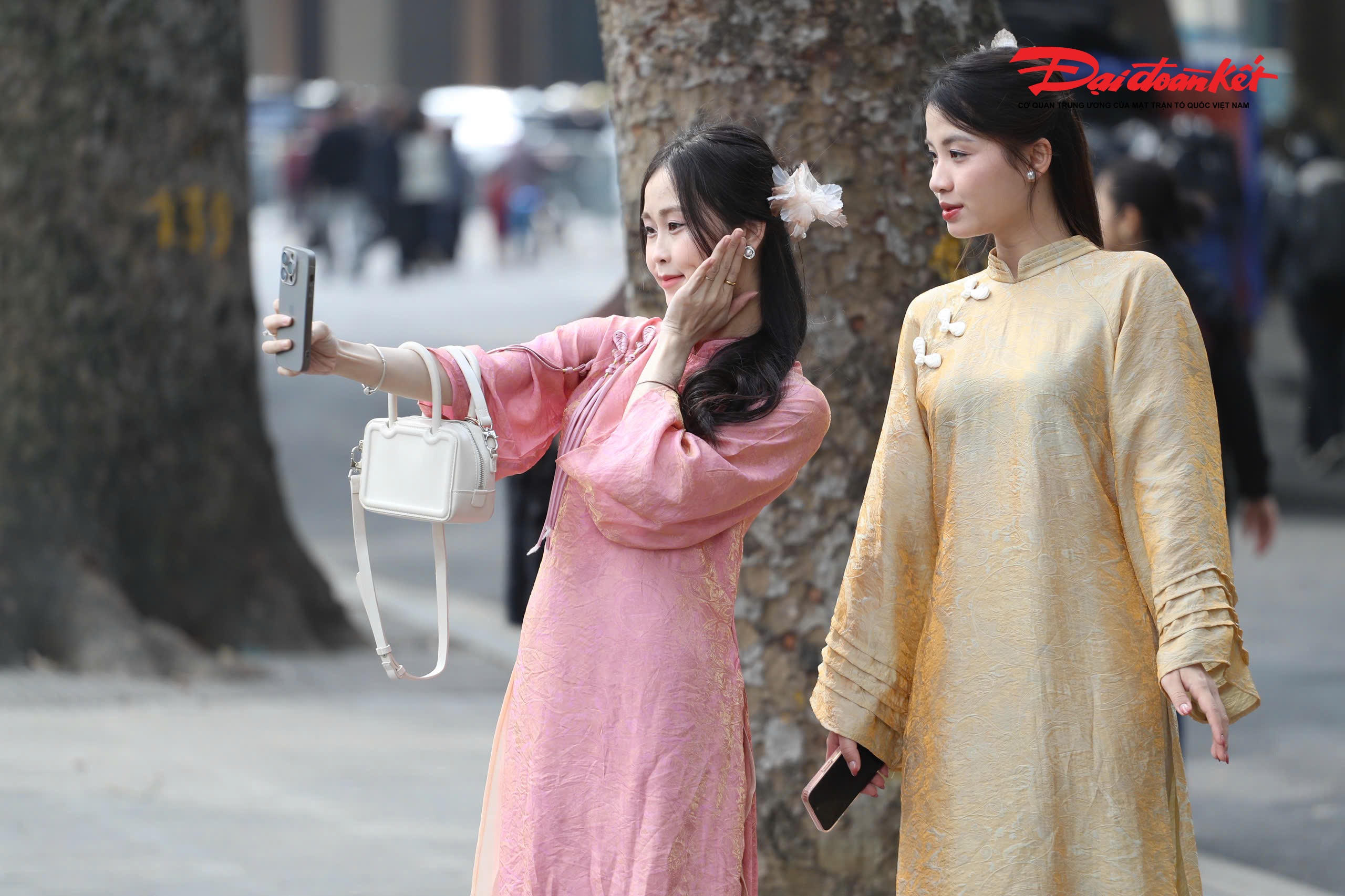 Bạn Nguyễn Thu Hà trú tại phường Hồng Hà (Hà Nội) chia sẻ: “Ngày đầu năm, em và nhóm bạn hẹn nhau mặc áo dài ra hồ Gươm chụp ảnh. Vừa đẹp, vừa ý nghĩa, lại cảm nhận rõ không khí Tết ngay giữa lòng Thủ đô”.