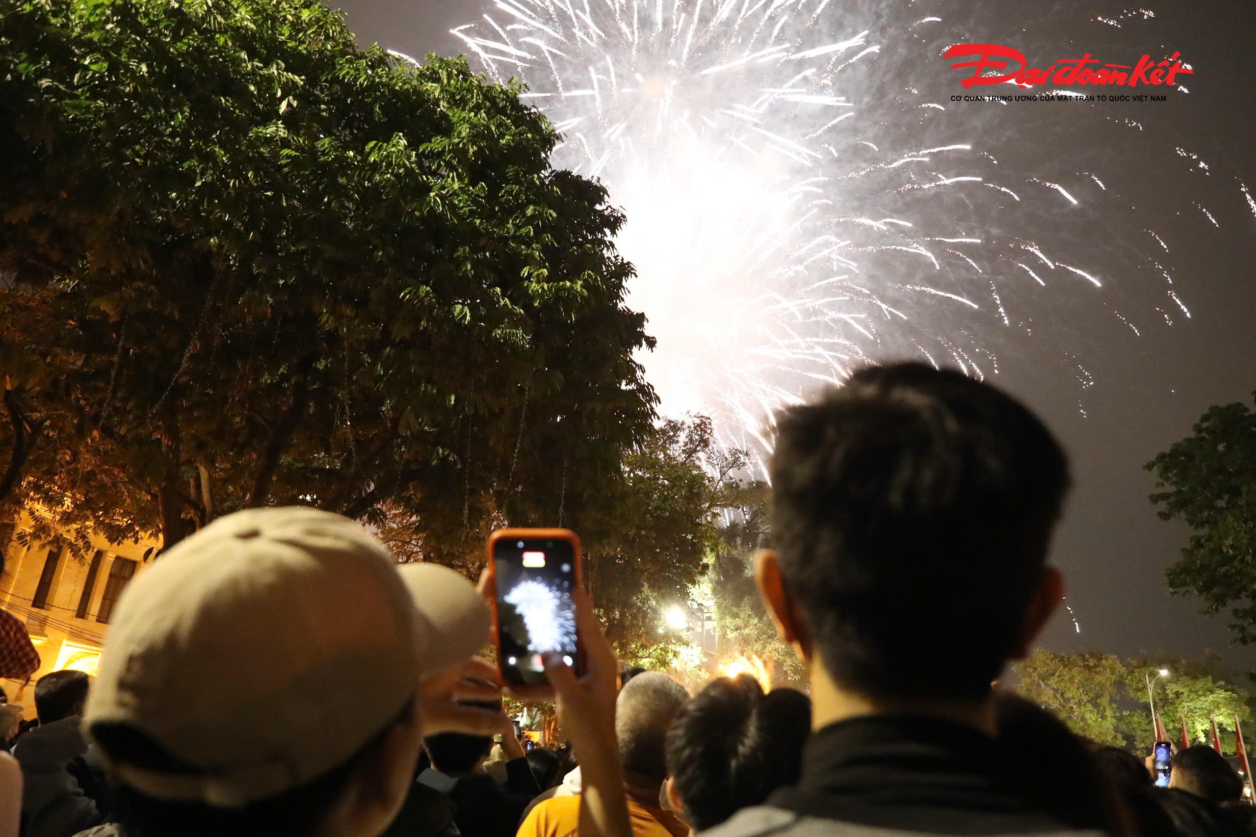 Chị Nguyễn Thanh Trà (Thành phố Hồ Chí Minh) cho biết: “Đây là lần đầu tiên tôi đón năm mới ở Hà Nội. Khung cảnh hồ Gươm rất đẹp, pháo hoa rực rỡ và mọi người đều thân thiện. Tôi cảm nhận được sự ấm áp và niềm vui lan tỏa khắp nơi.”